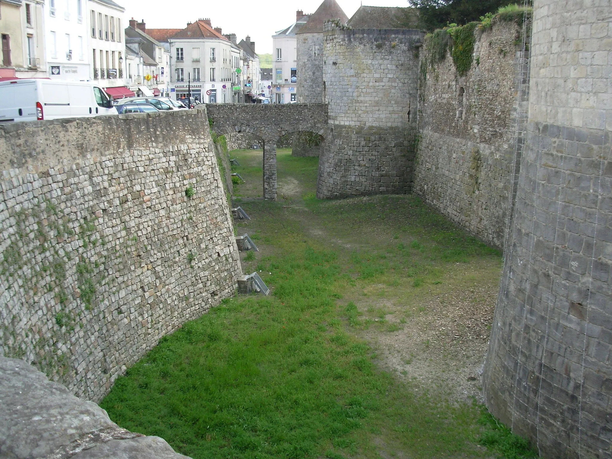 Photo showing: Dry moat around the castle of Dourdan, fr:France.