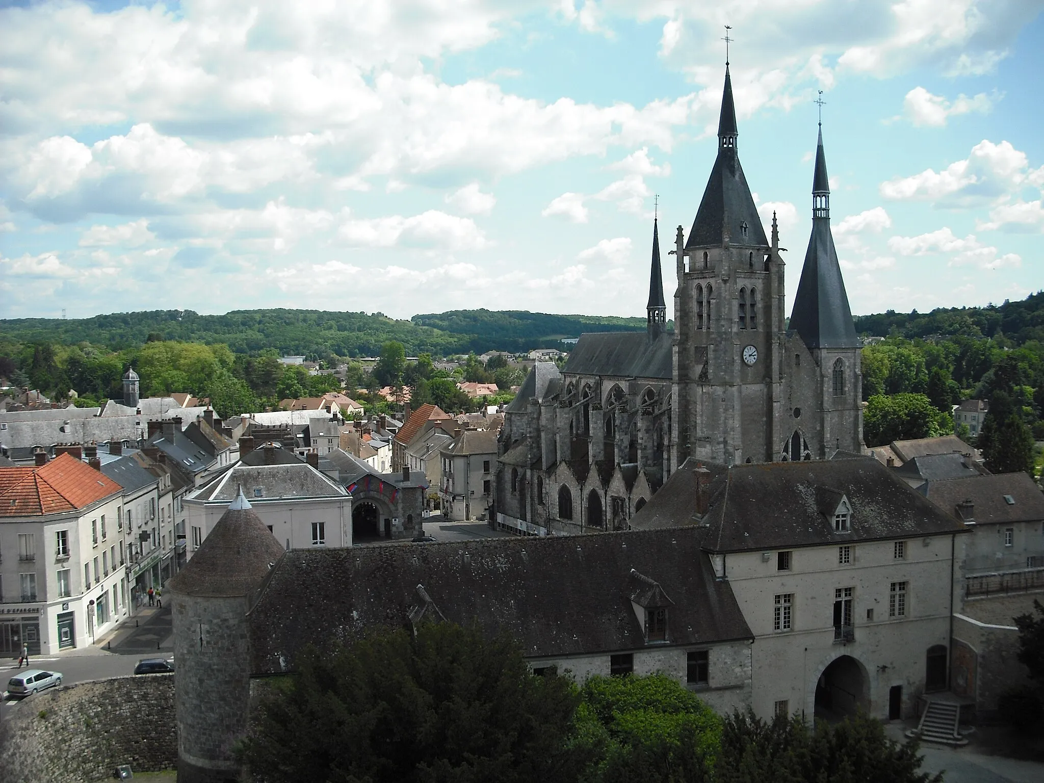 Photo showing: View of central Dourdan showing Saint-Germain-l'Auxerrois Church