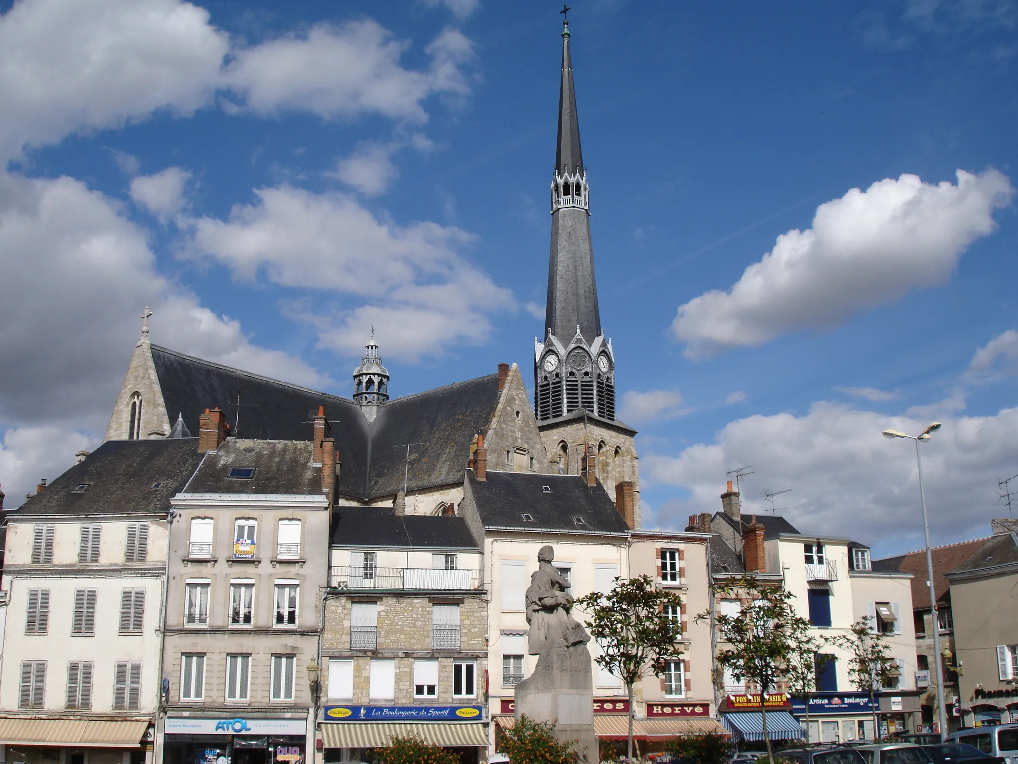 Photo showing: La place du Martroi à Pithiviers (Loiret, France) et l'église Saint-Salomon-et-Saint-Grégoire.