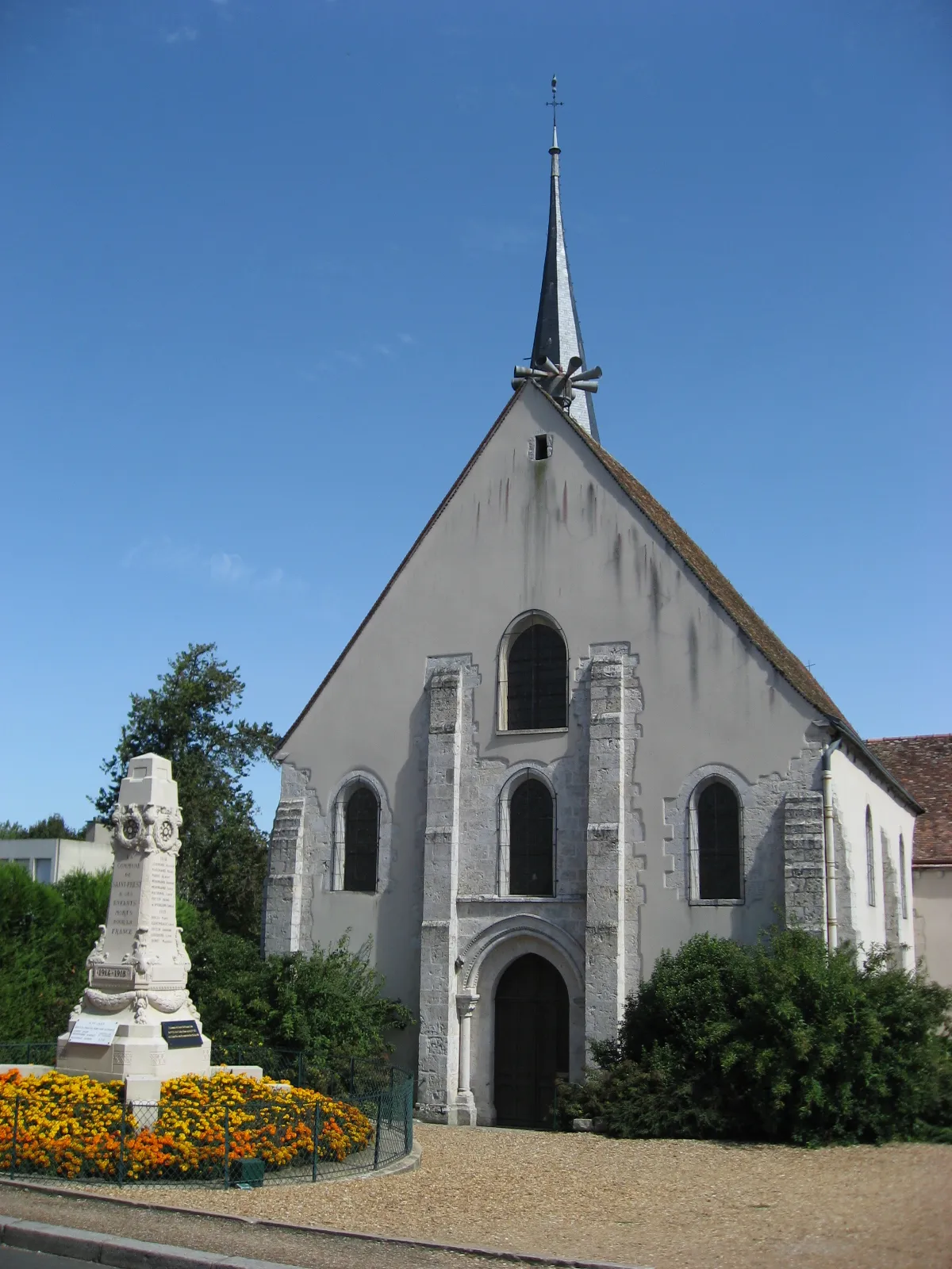 Photo showing: Église de Saint-Prest et monument aux morts de la première guerre mondiale.