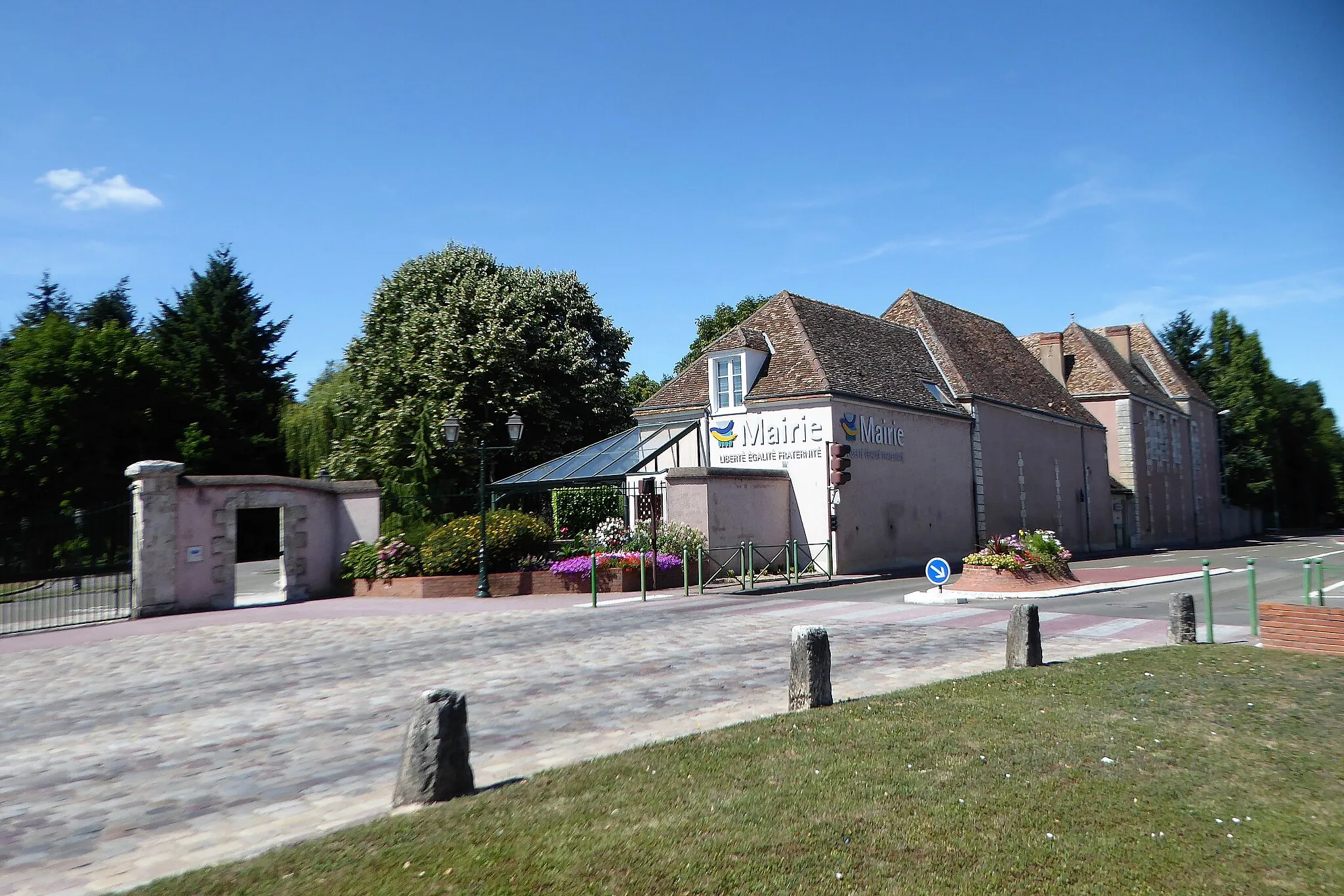 Photo showing: mairie, Le Coudray, Eure-et-Loir (France).
