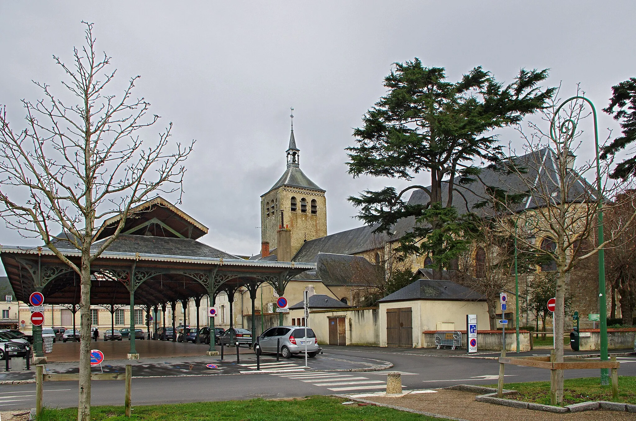 Photo showing: Jargeau.
Les halles métalliques datent de 1884 et furent inaugurées à Pâques de la même année. La toiture repose sur 24 colonnes de fonte.

Jargeau.

Metal halls date from 1884 and were inaugurated at Easter of the same year. The roof rests on 24 columns of cast iron.