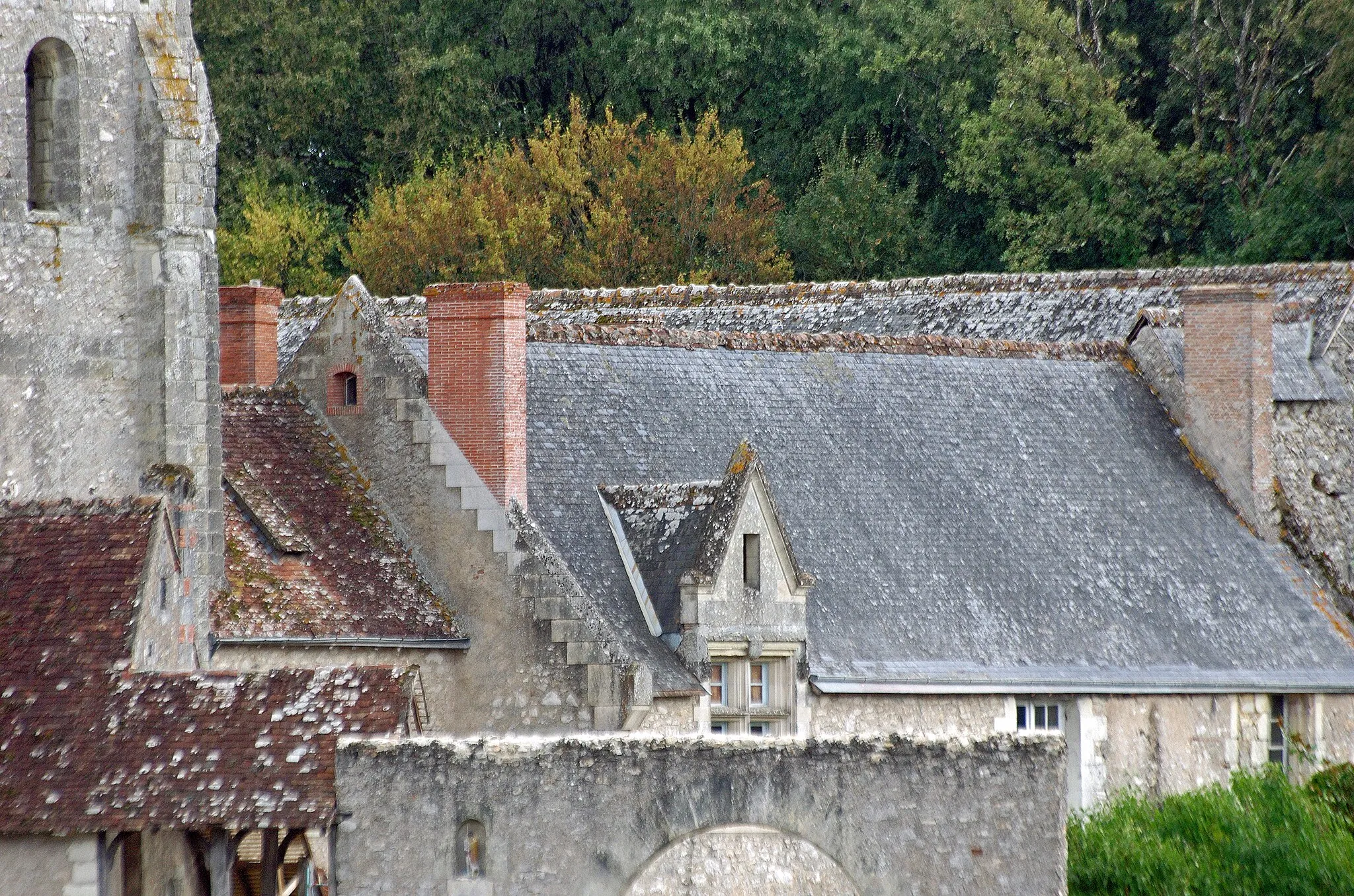 Photo showing: Azay-sur-Cher (Indre-et-Loire)
Prieuré de Saint-Jean-du-Grais (XIIe siècle).
Le prieuré aurait été fondé par Foulques Nerra en 1017, mais plus probablement en 1127, par Foulques V, comte d'Anjou, futur roi de Jérusalem (1131) et par Hugues de Payns, fondateur de l'ordre des Templiers. Toutefois, la grande Chronique de Touraine indique que le fondateur est un certain Joscelin* mort en 1146. Auparavant, vers 1120, deux ermites inspirés par Saint Bernard s'étaient installés sur les lieux, dans l'immense forêt de Bréchenay.
En 1163 la construction d'un monastère régulier est lancée. Après avoir suivi initialement la Règle cistercienne les religieux de Saint-Jean-du-Grais suivront la Règle de Saint Augustin pendant cinq cents ans.
Il appartient en 1603 aux chanoines réguliers de Saint Augustin, puis en 1701 au collège Saint-Martin de Tours.
Lors de la Révolution Française, le prieuré sera confisqué et revendu à un exploitant agricole. L'église prieurale (début du XIIe) disparaît vers 1850 ; il n'en subsiste que le curieux clocher en forme de mitre qui rappelle le clocher de l'église Saint-Urbain Courçay (Indre-et-Loire).
Il reste de ce prieuré, les principaux bâtiments conventuels : la salle capitulaire (XIIe), le dortoir, le réfectoire (XIIe) et la maison du prieur du XVème siècle, et le clocher (XIIe).

"Deux prêtres ermites, Renaud Frémaud et Geoffroi Paissonnel vivent, en 1046, dans la forêt de Bréchenay, près de la chapelle de «Paissonneau» (ecclesia de Gressu). Joscelin de Cormery prend la tête du groupe d’ermites
et c’est sous la tutelle plus ou moins lâche de l'abbaye de Cormery qu’est fondé plus tard le prieuré de Saint-Jean-du-Grais, en 1127."  (Histoire de la Touraine - Pouvoir féodal et pouvoir religieux en Touraine au XIe siècle par Jean-Mary Couderc)