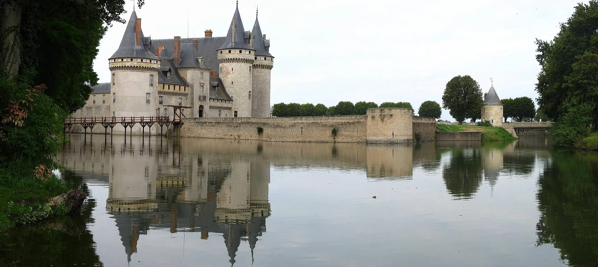 Photo showing: The château de Sully-sur-Loire, south-eastern aspect