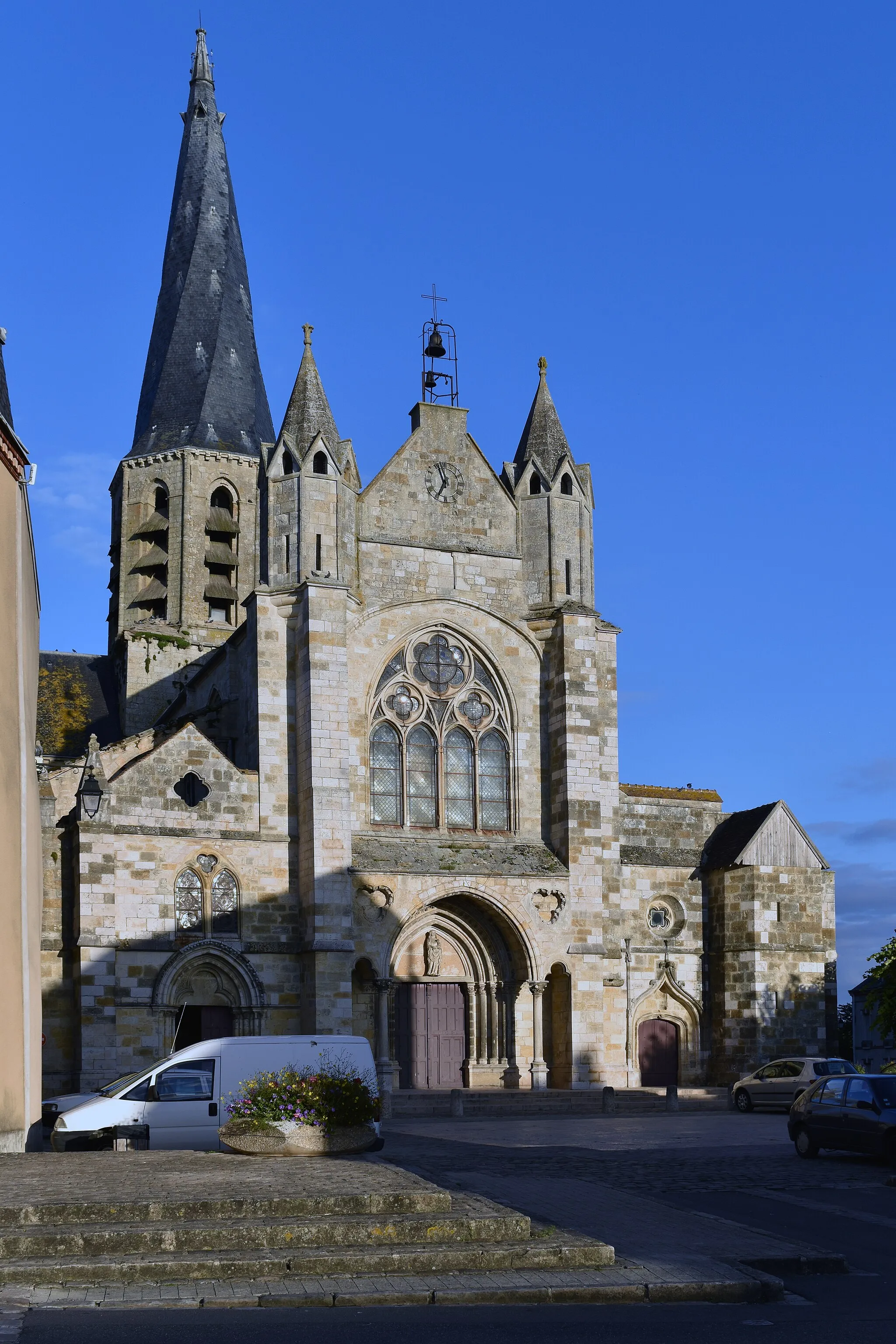 Photo showing: Église Notre-Dame de Puiseaux, Loiret, France.