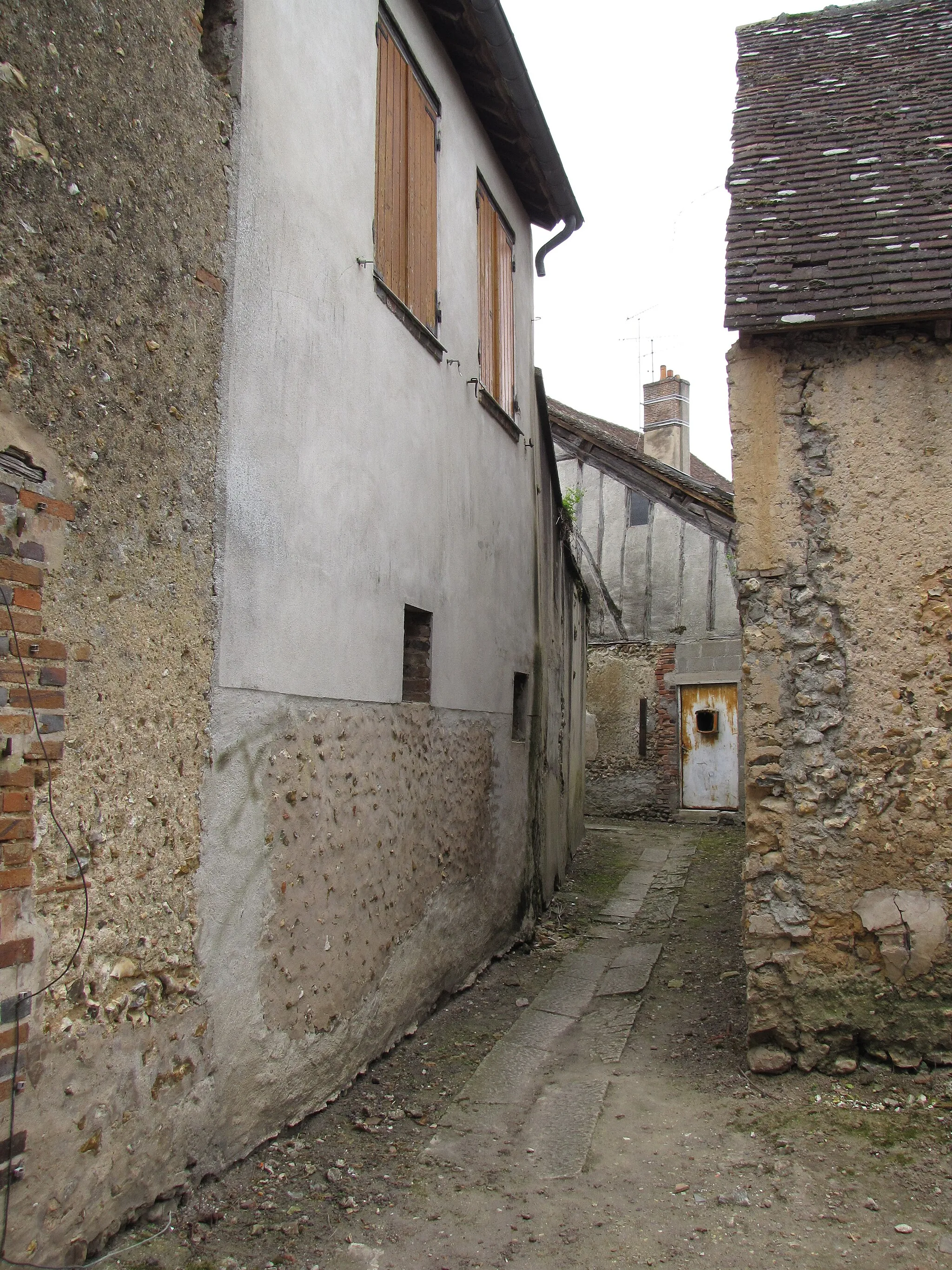 Photo showing: Old passage leading to rue Aristide Briand after a 90 bend on the left.