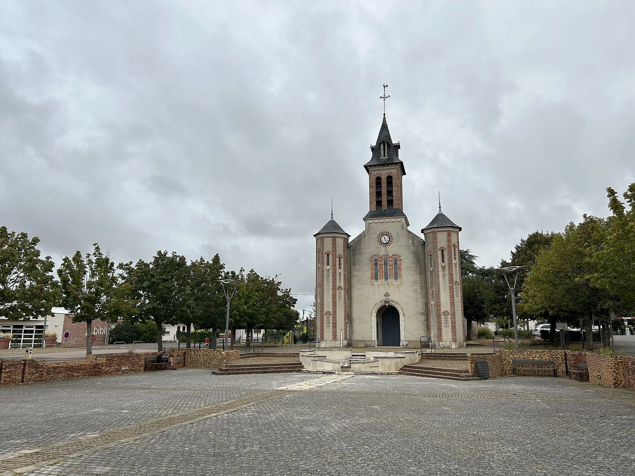 Photo showing: Saint-Germain-du-Puy - place de l'église