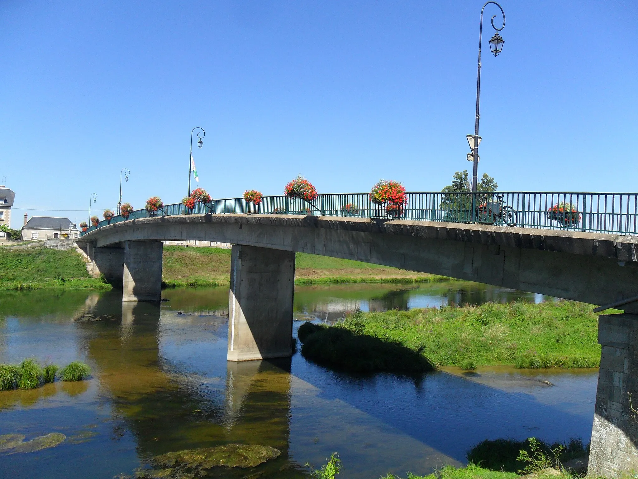 Photo showing: A bridge in Savonnières, France, on Cher River