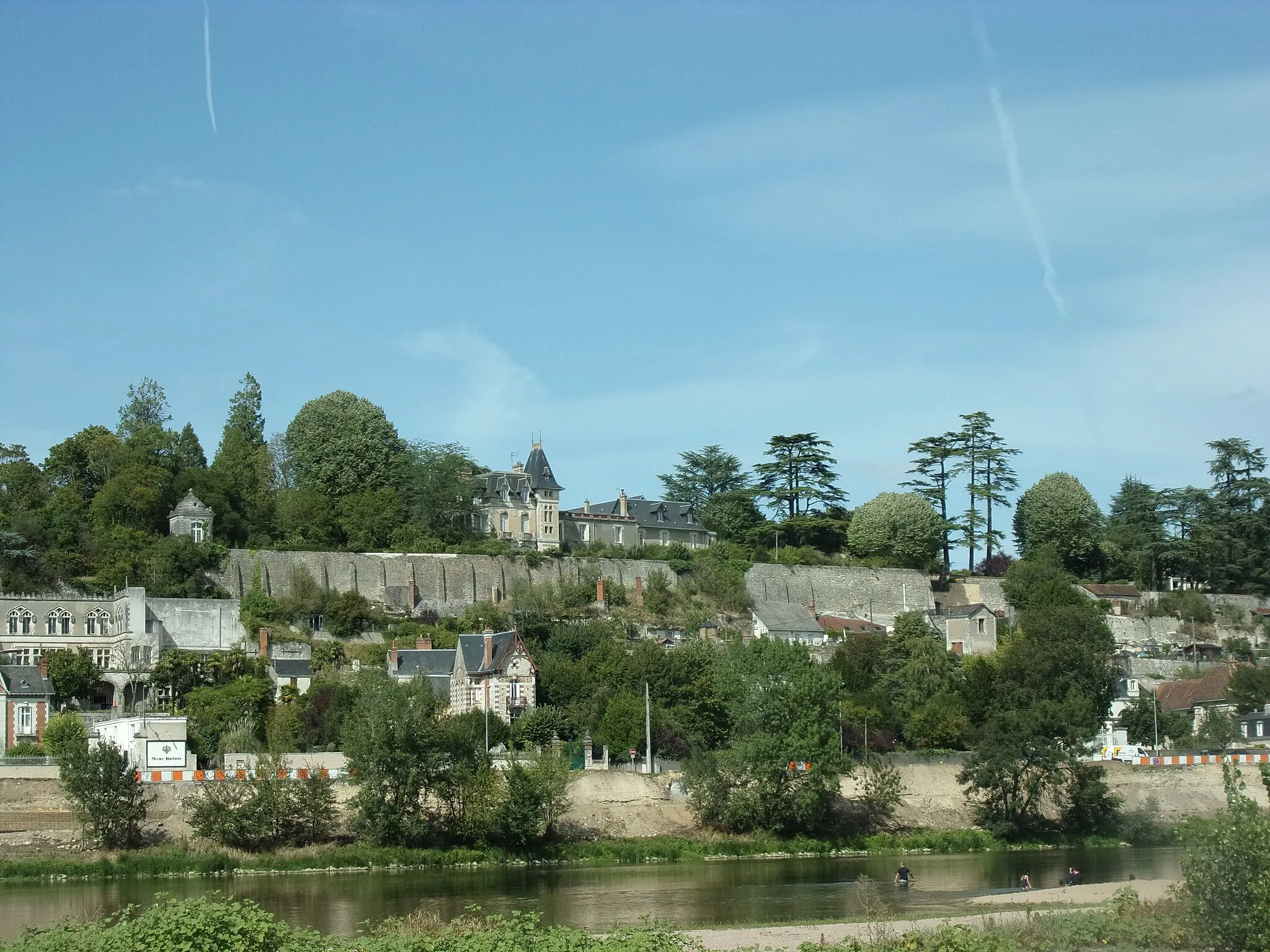 Photo showing: Le château de Sens sur le coteau de Rochecorbon