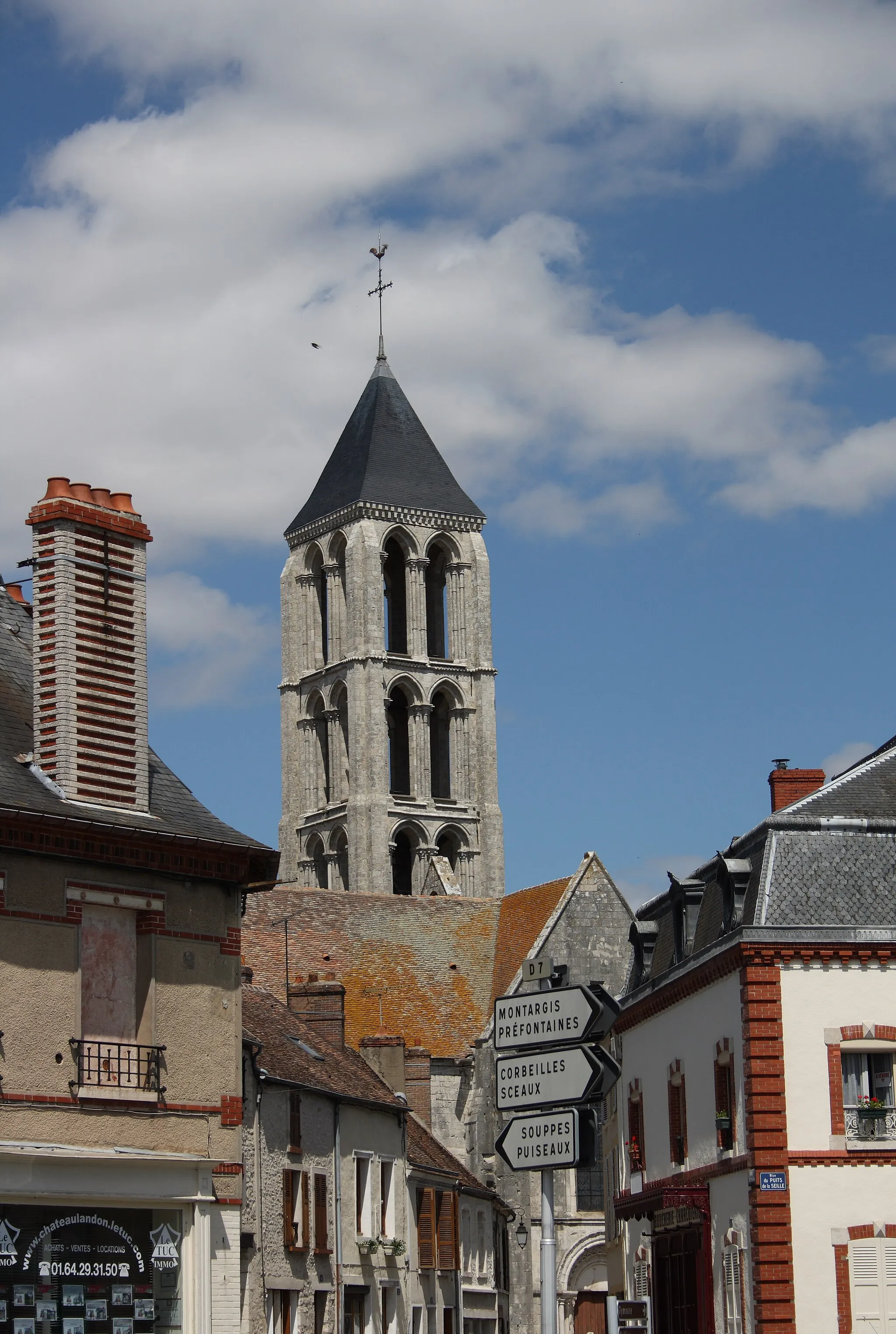 Photo showing: Katholische Kirche Notre-Dame de l'Assomption in Château-Landon, einer Gemeinde im Département Seine-et-Marne (Île-de-France), Glockenturm aus dem 12./13. Jahrhundert