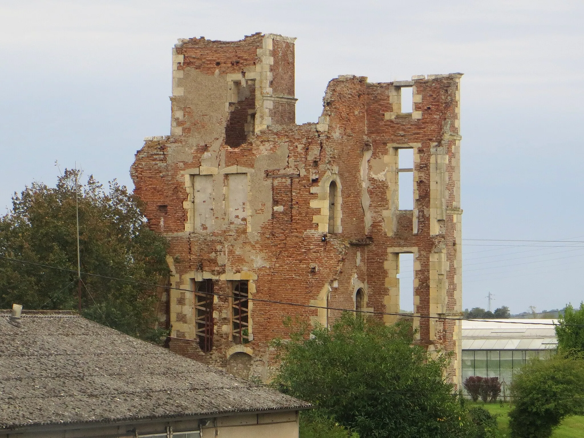 Photo showing: Arrière du Château de l'Isle, à Saint-Denis-en-Val, dans le Loiret.