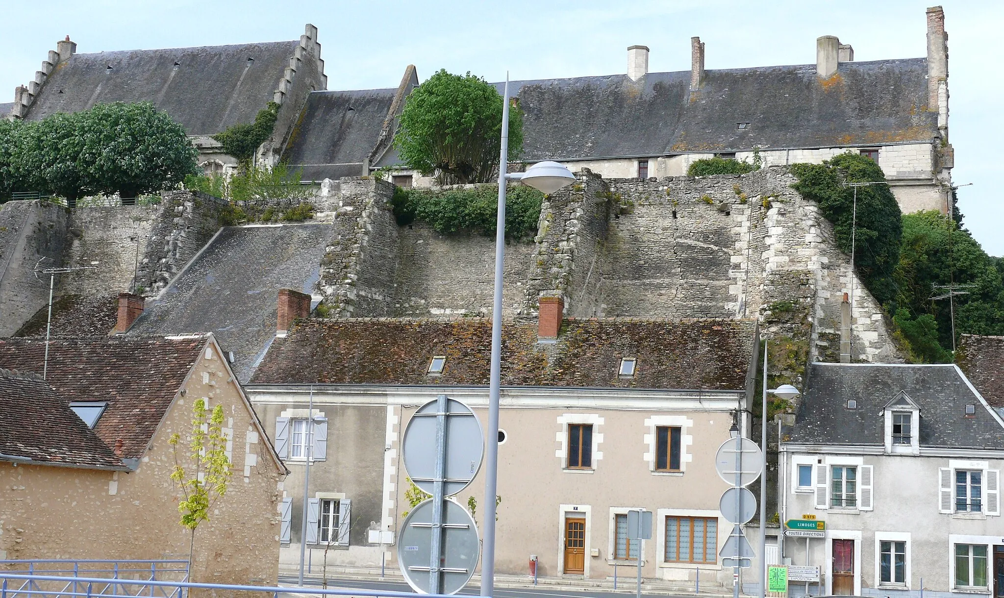 Photo showing: Châtillon-sur-Indre - Château - Logis vu de l'Est avec la terrasse