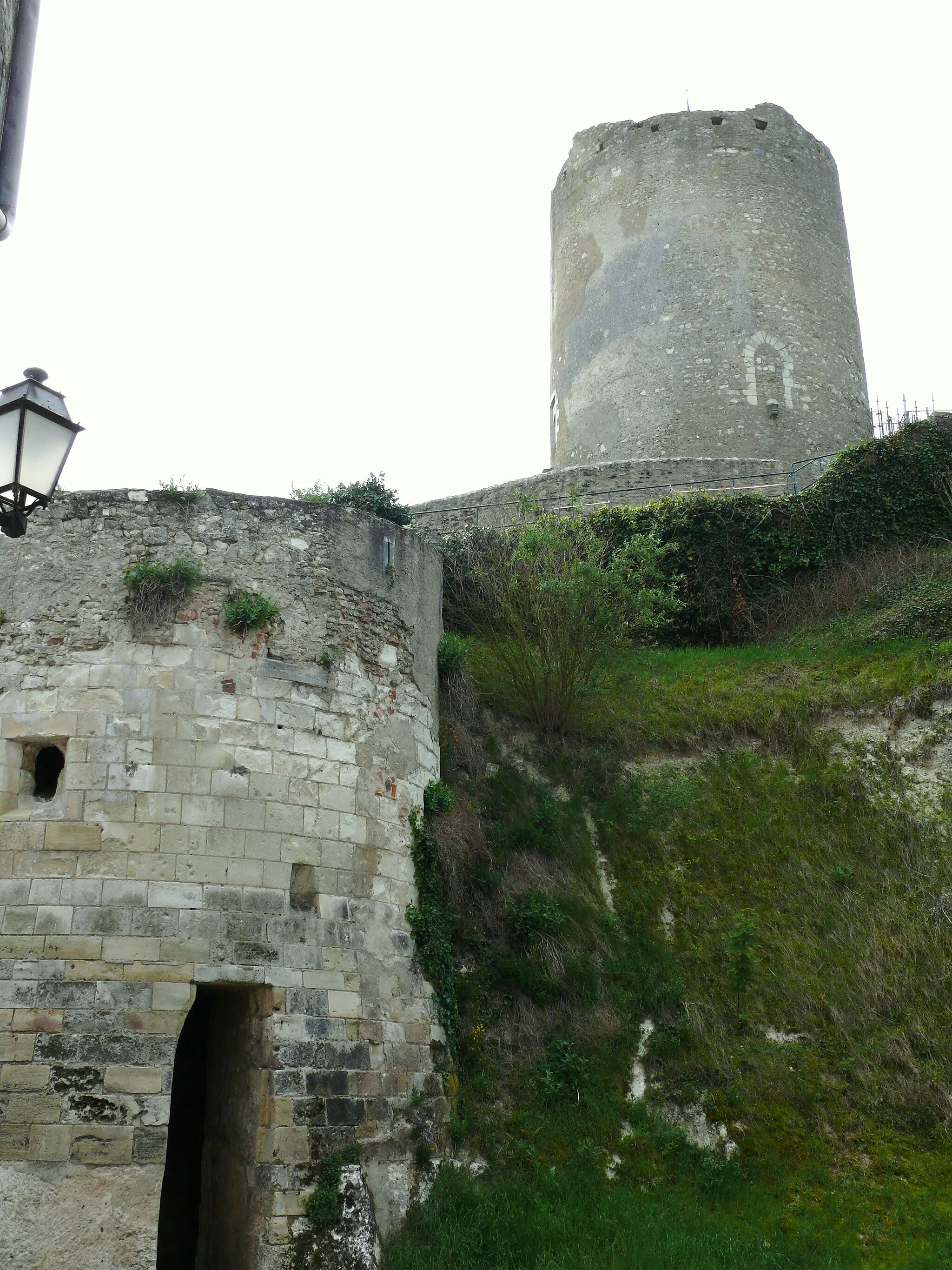 Photo showing: Châtillon-sur-Indre - Château - Une des tours de l'ancienne porte Nord laissée inachevée en 1611