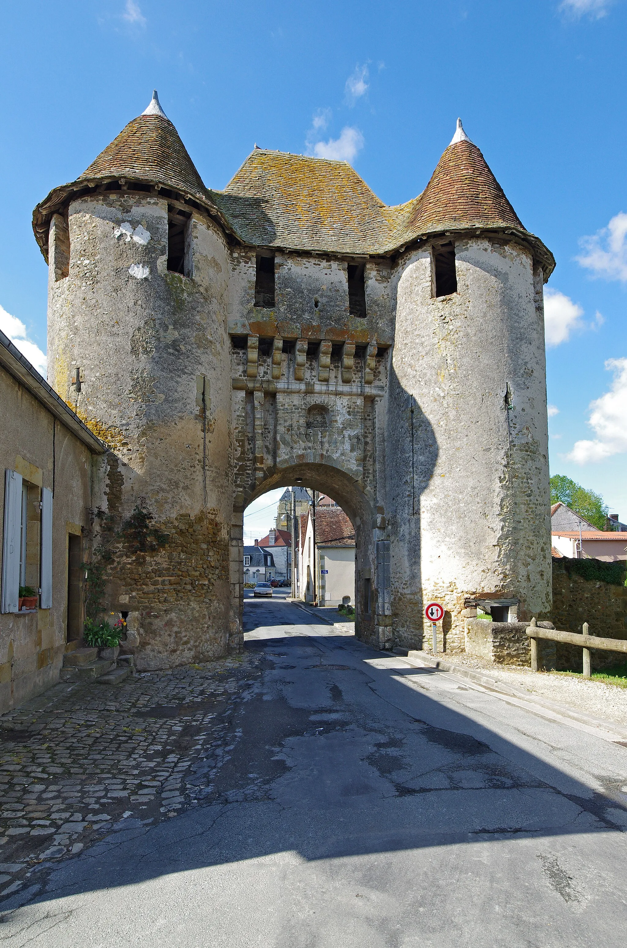 Photo showing: Levroux (Indre).
La porte de Champagne.

46°58'42.98"N
1°36'50.41"E

C'est la seule porte qui subsiste sur les sept portes d'origine.
Elle a été construite en 1506. Elle faisait partie d'un ensemble défensif Erigé par autorisation du 15 janvier 1435, du roi Charles VII.

The door of Champagne.
This is the only door that remains on the original seven gates.

It was built in 1506. It was part of a defensive system Erected by permission of January 15, 1435, King Charles VII.