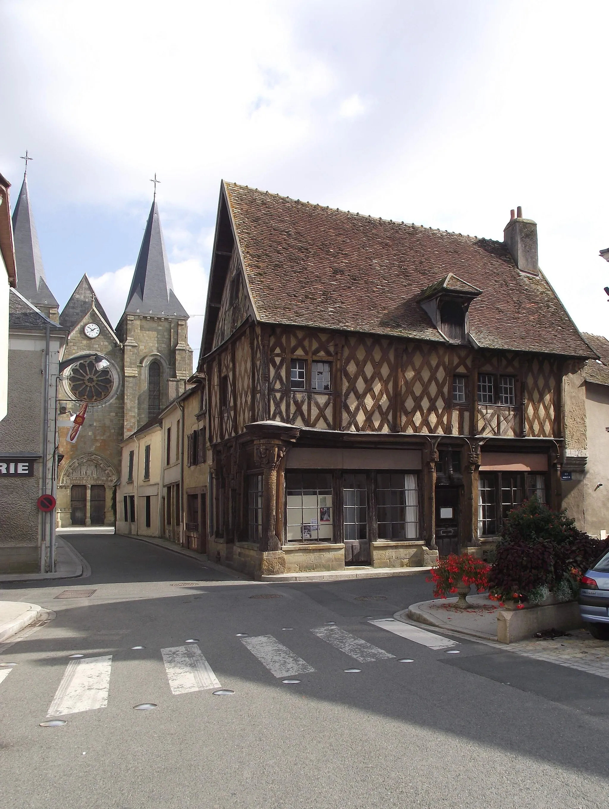 Photo showing: Photographie de Levroux : la maison de bois et en arrière plan, la Collégiale
