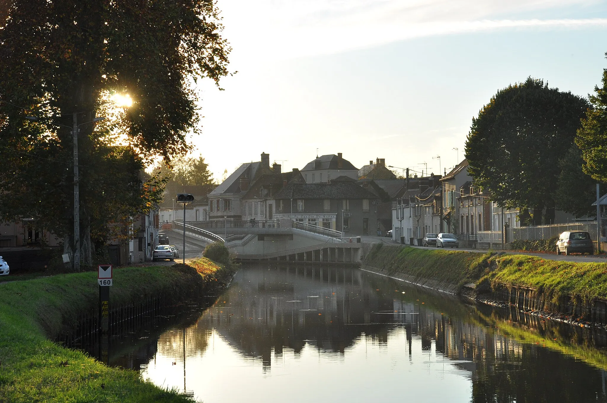 Photo showing: Pont de Cepoy sur le canal du Loing, Loiret, Centre, France