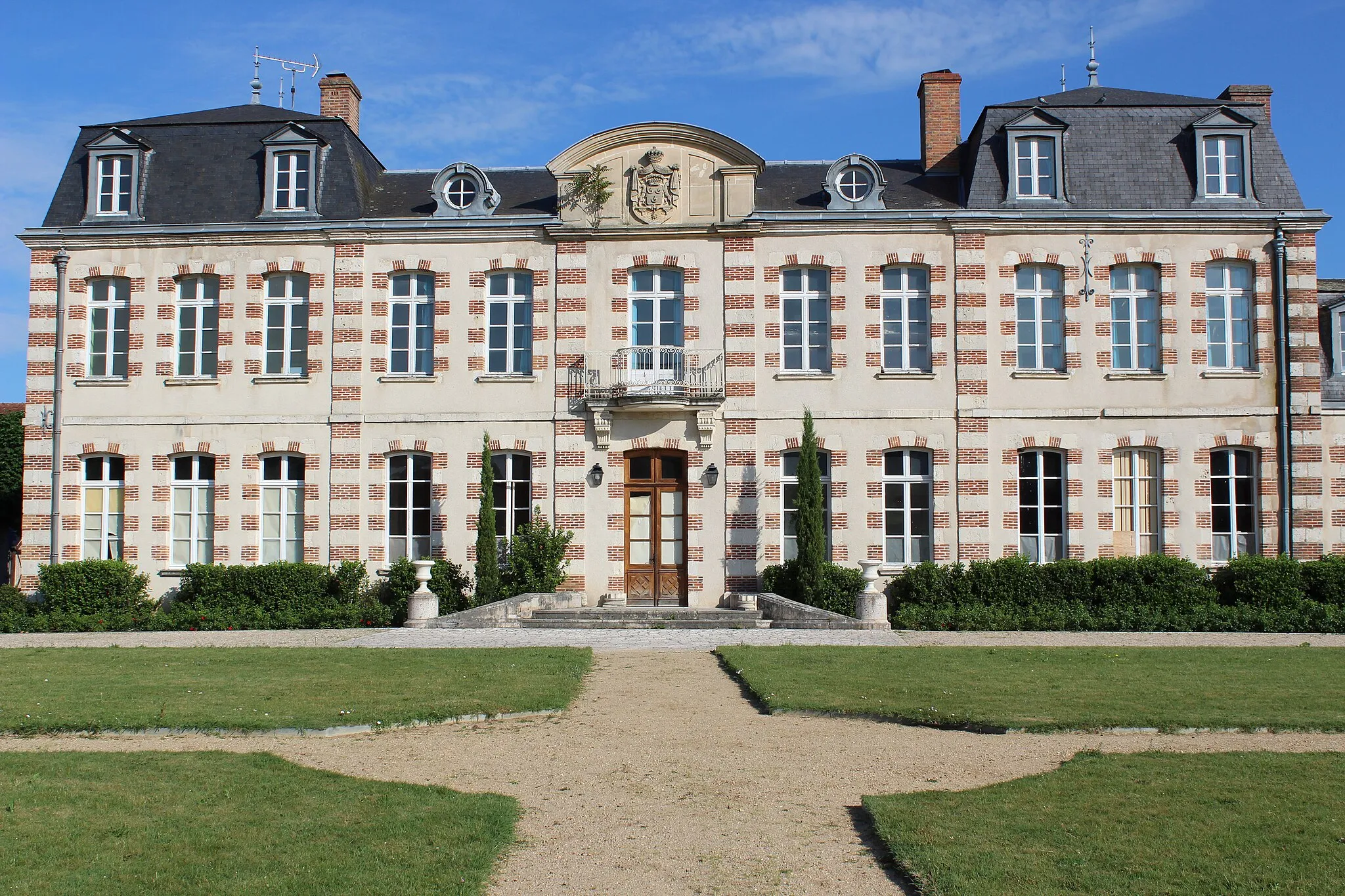 Photo showing: chateau
parc
cepoy
station verte

loiret