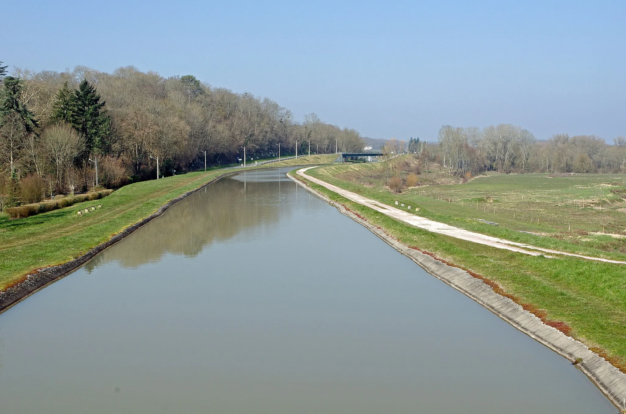 Photo showing: Châtillon-sur-Loire (Loiret).
Canal latéral à la Loire.
Le canal, ouvert en 1838,  mène de Digoin (Saône-et-Loire) à Briare (Loiret) sur 196 km.

La voie d’eau longe la Loire.  Le canal franchit la Loire sur le Pont-Canal métallique de Briare.