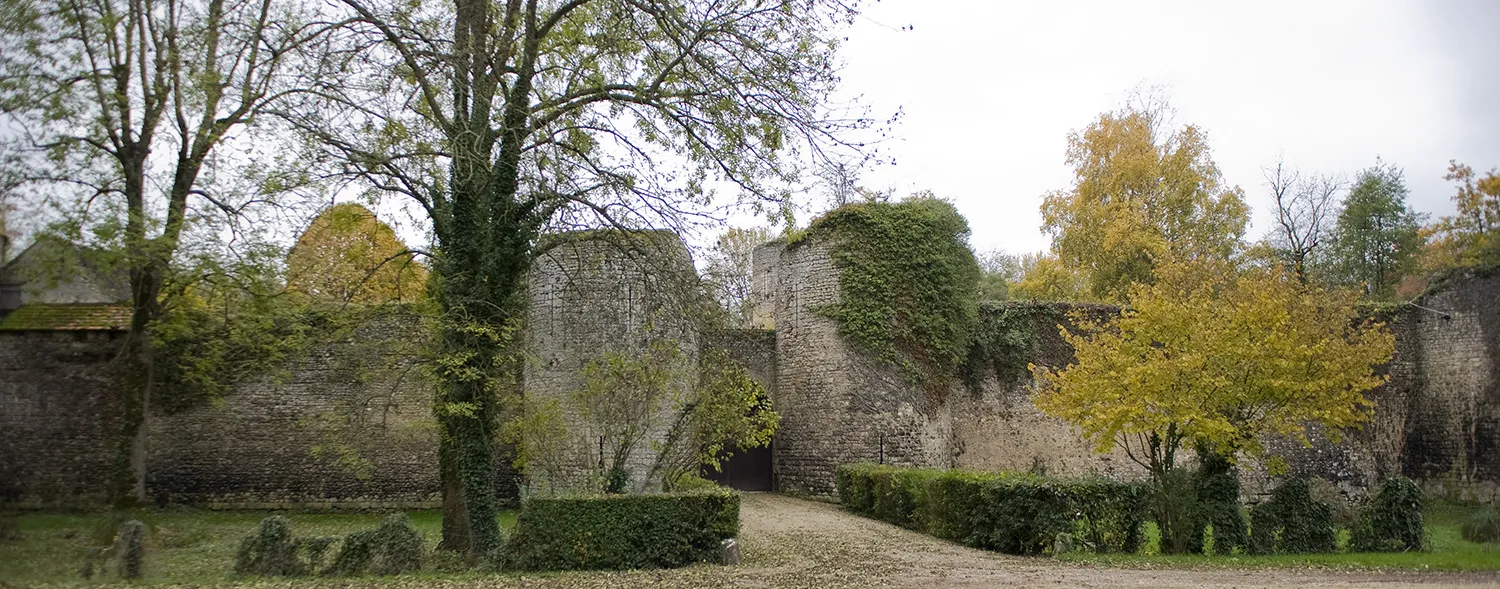 Photo showing: This building is indexed in the base Mérimée, a database of architectural heritage maintained by the French Ministry of Culture, under the reference PA00098766 .