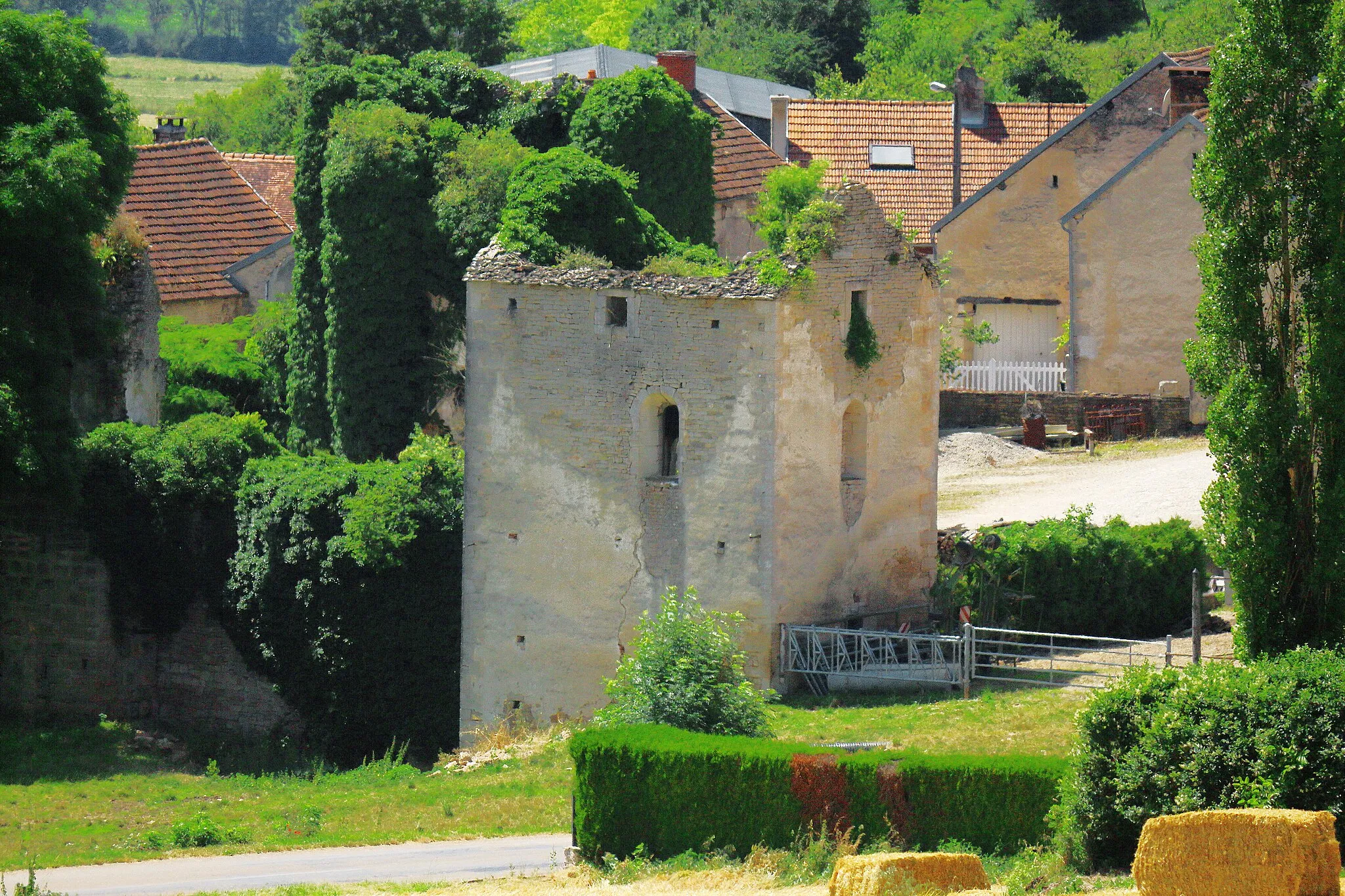 Photo showing: Tour nord-est des ruines de l'ancien château d'Origny (XVIème s.) dans laquelle existait une chapelle, depuis la route du hameau de la Mairie (rue de la Barre). Ce château appartenait aux seigneurs de Thoury (voir page Wikipedia "Gousseaut de Thoury").