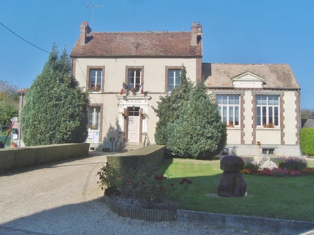 Photo showing: Savigny-sur-Clairis - mairie-école