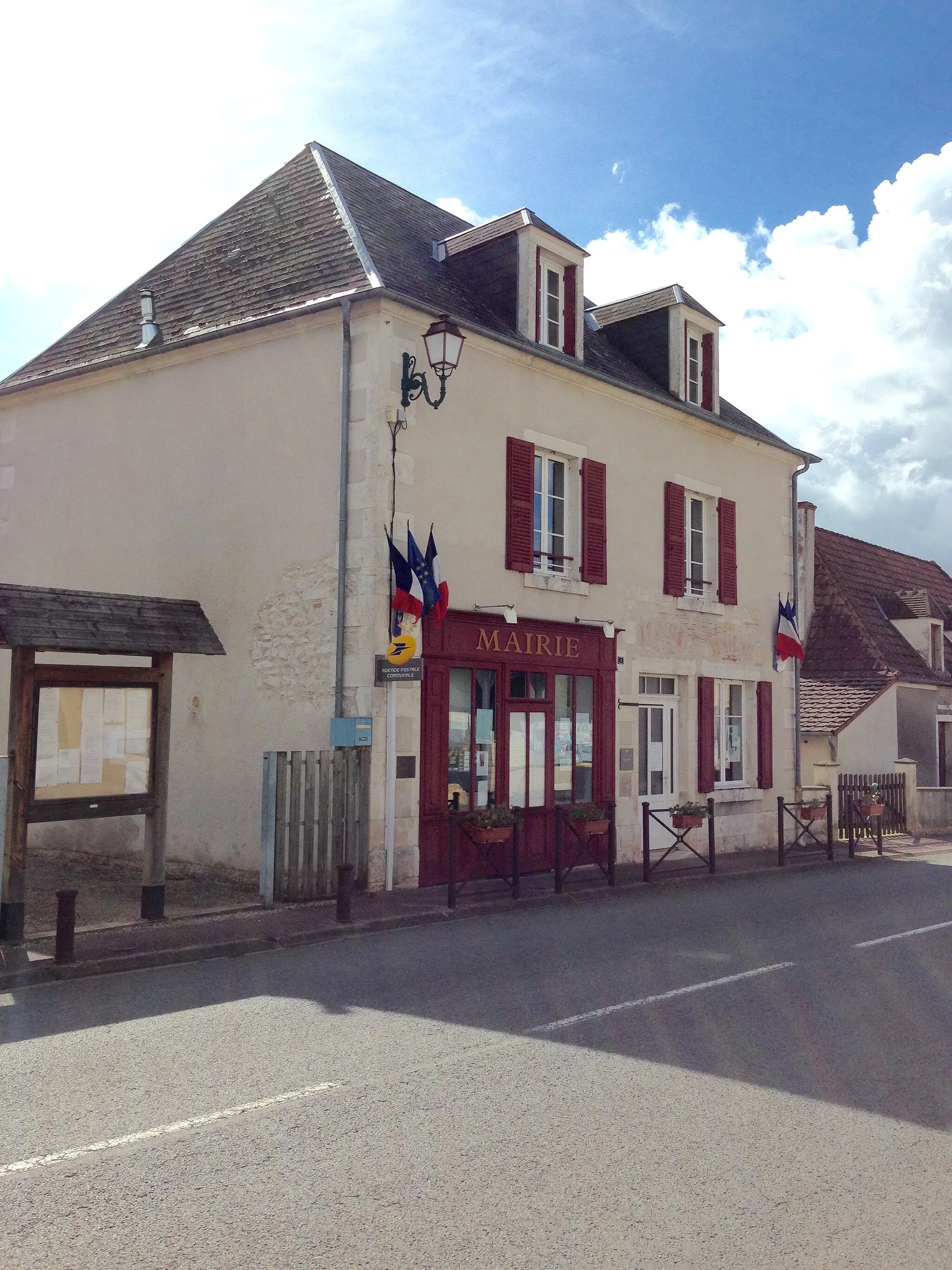 Photo showing: Mairie et agence postale