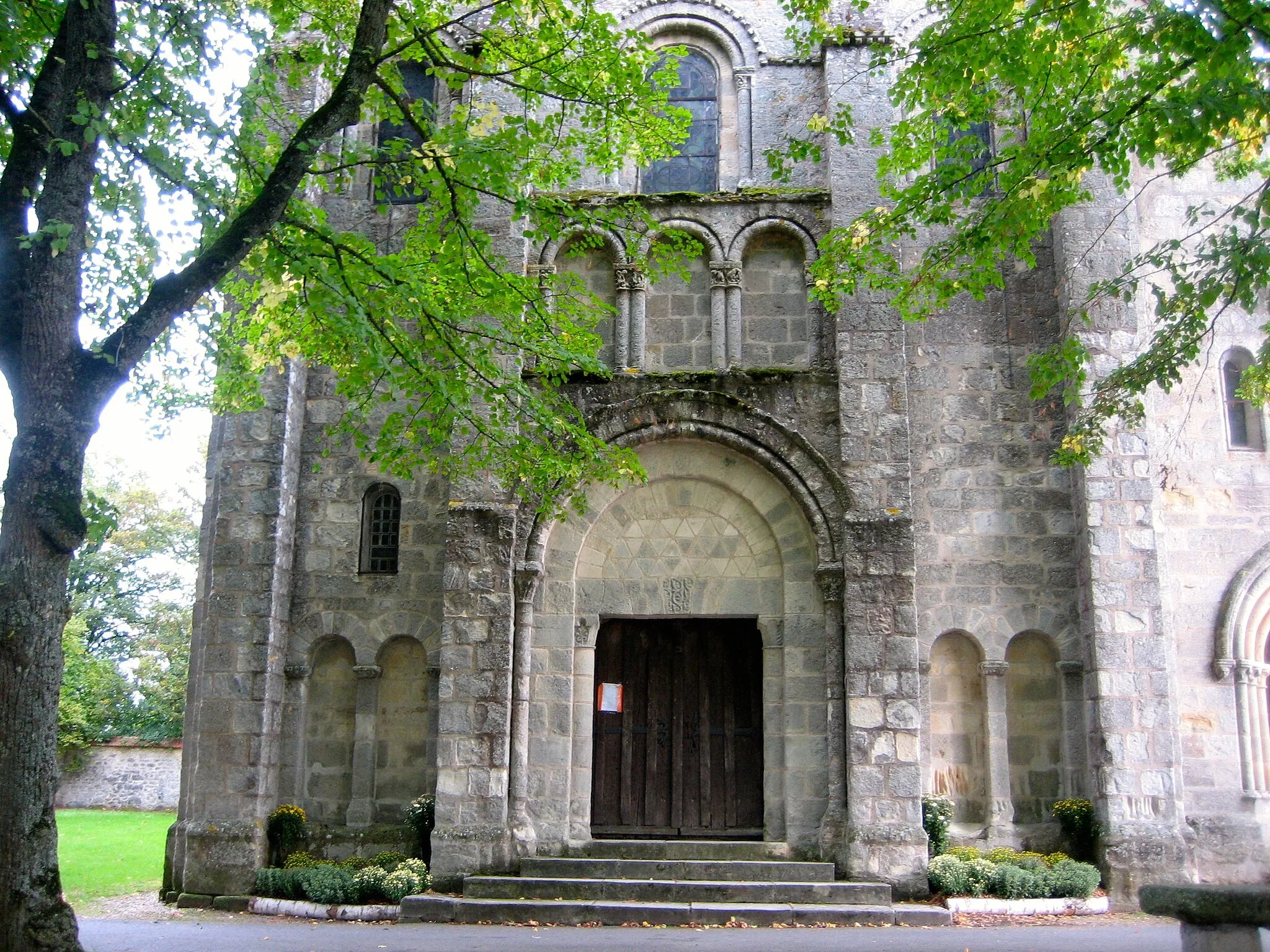 Photo showing: Église abbatiale de Puyferrand. Façade principale.