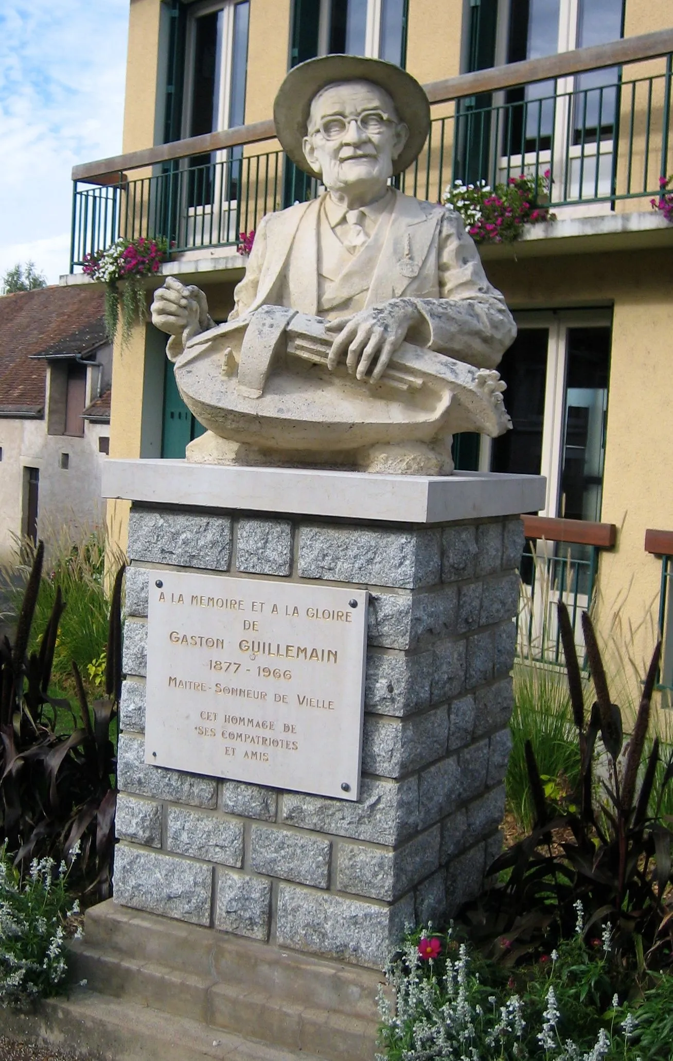 Photo showing: Gaston Guillemain, célèbre vielleux