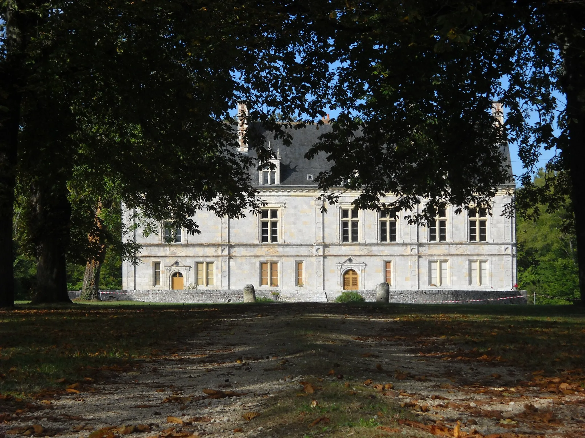 Photo showing: This building is indexed in the base Mérimée, a database of architectural heritage maintained by the French Ministry of Culture, under the reference PA00099003 .