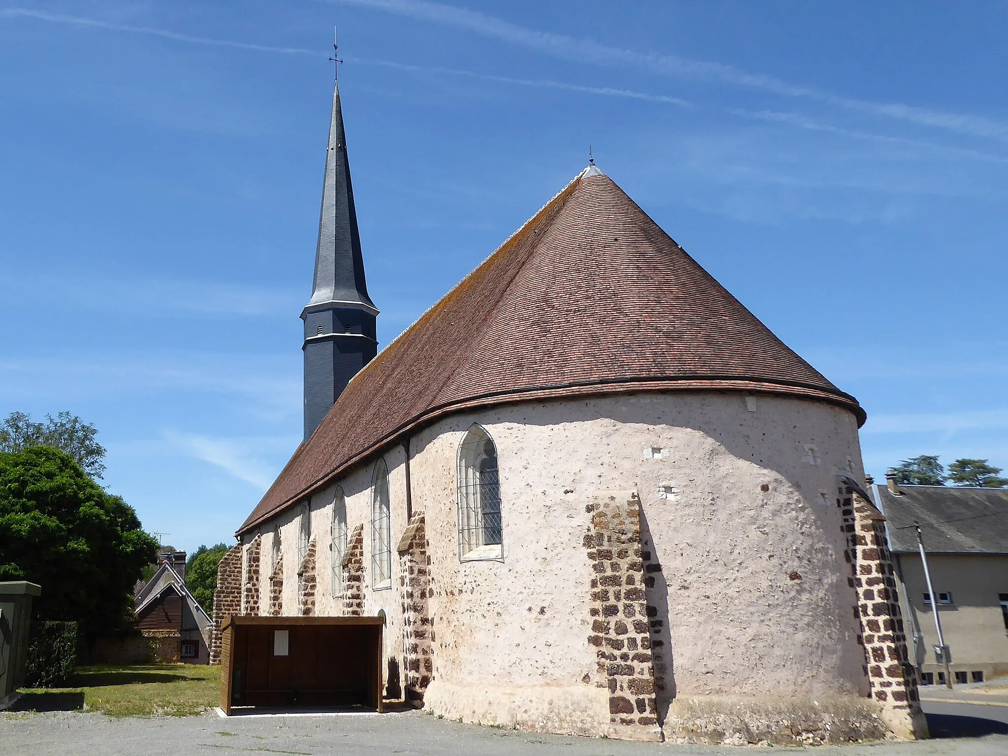 Photo showing: Chevet et mur sud de l'église Saint-Pierre d'Happonvilliers, Eure-et-Loir, France.