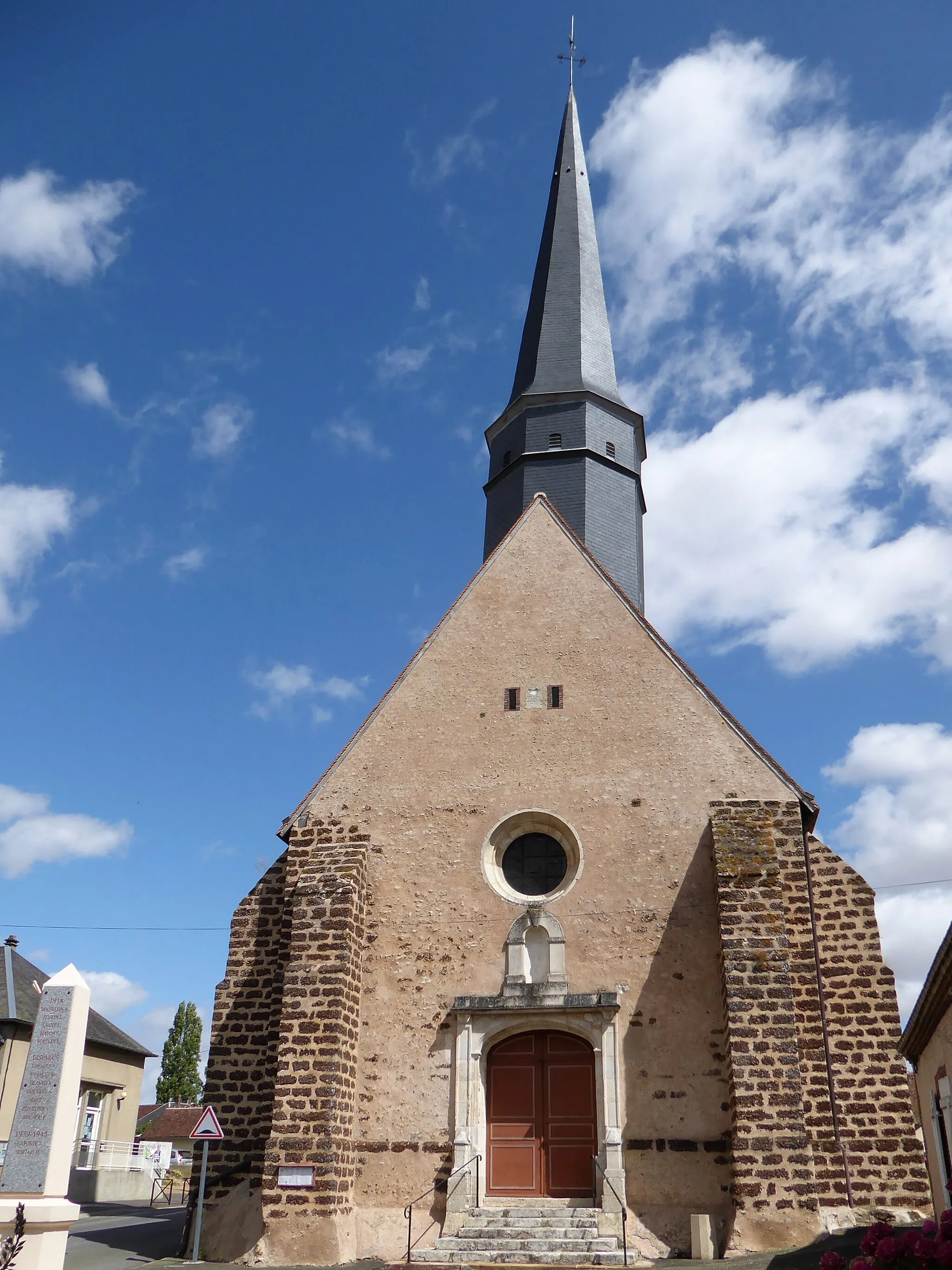 Photo showing: Façade ouest de l'église Saint-Pierre et monument aux morts d'Happonvilliers, Eure-et-Loir, France.