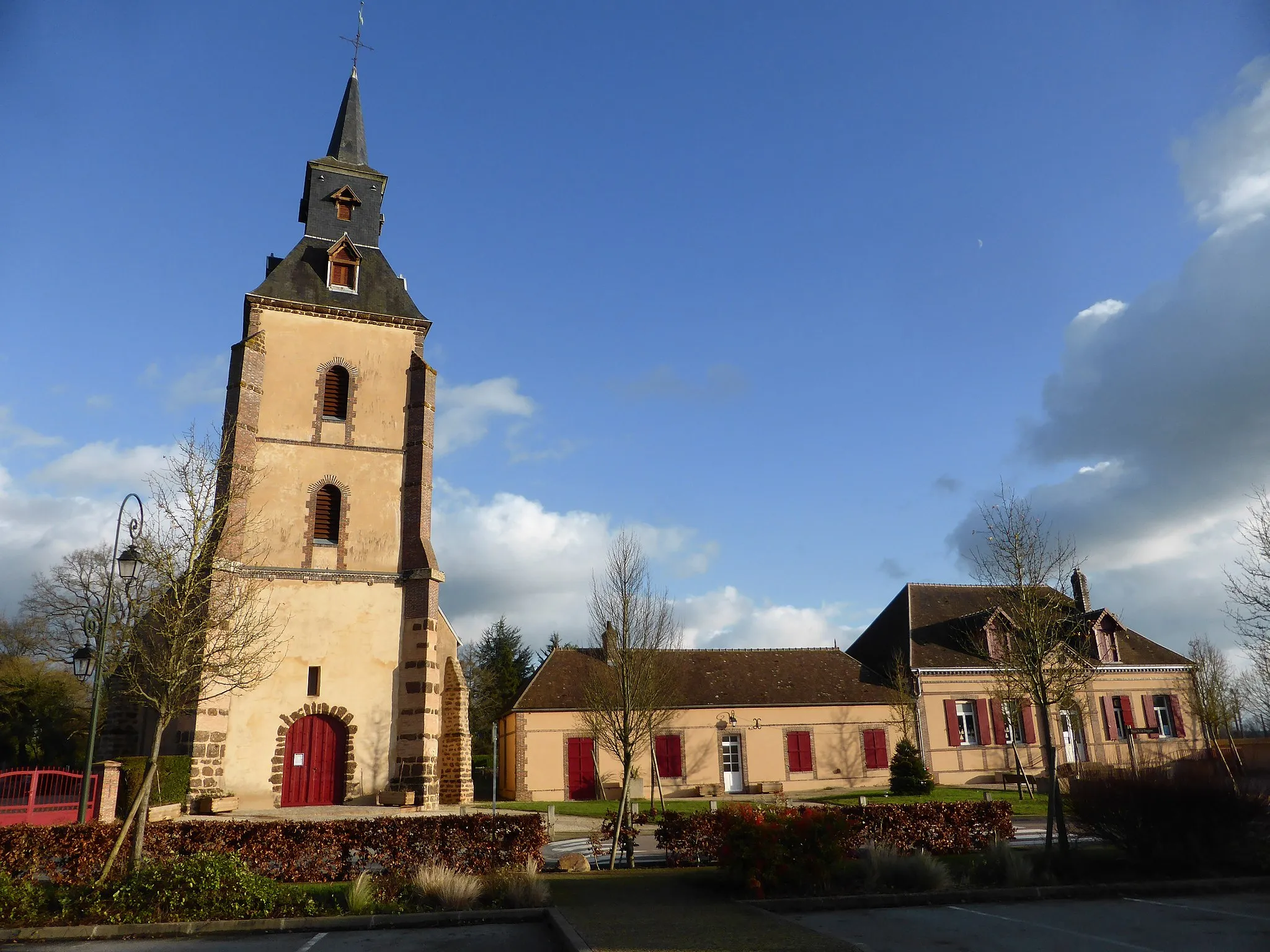 Photo showing: Bibliothèque et église Saint-Jean de Belhomert, en Eure-et-Loir.