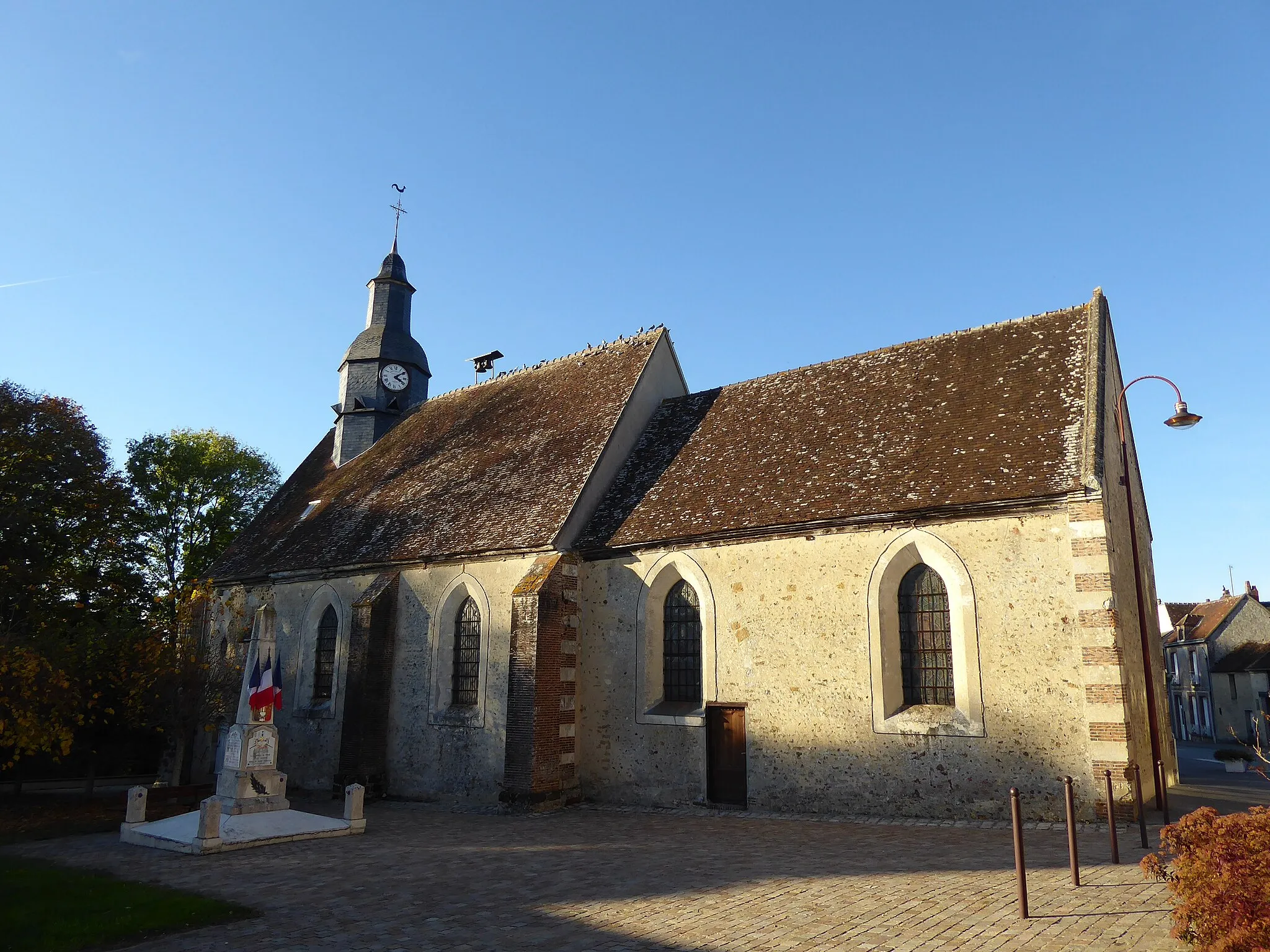 Photo showing: Église et monument aux morts du Mage, dans l'Orne.