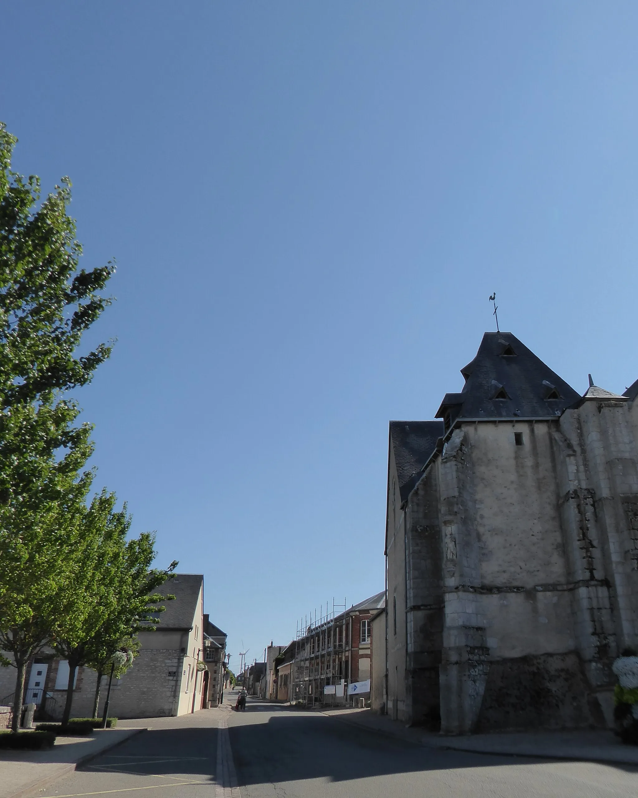 Photo showing: Rue de Chartres, Dammarie, Eure-et-Loir, France. De 1836 à 1842, le percement de cette rue (ancienne route nationale 835) a causé la destruction du chevet de l'église Notre-Dame.