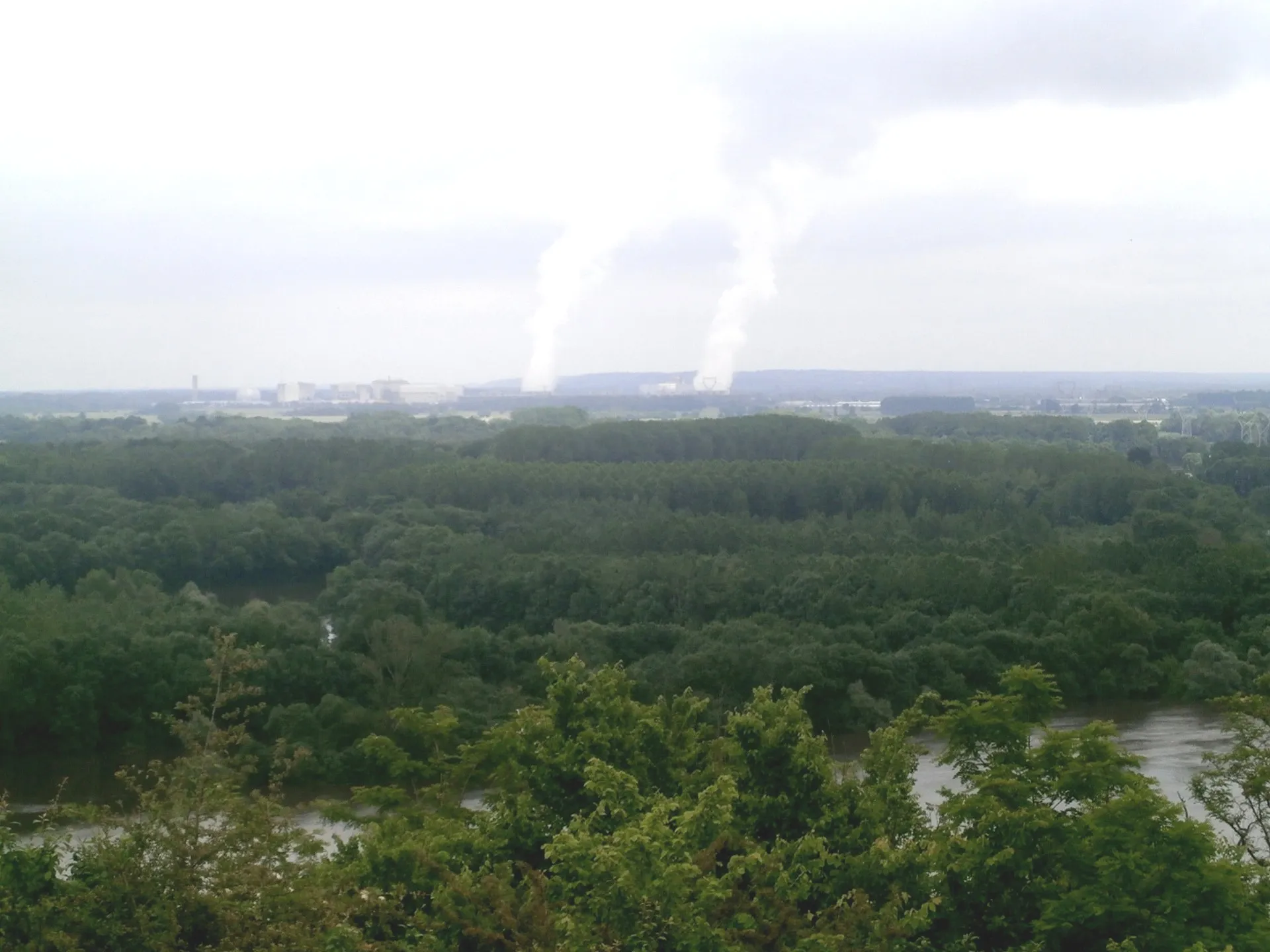 Photo showing: La centrale nucléaire d'Avoine vue depuis Candes-Saint-Martin.