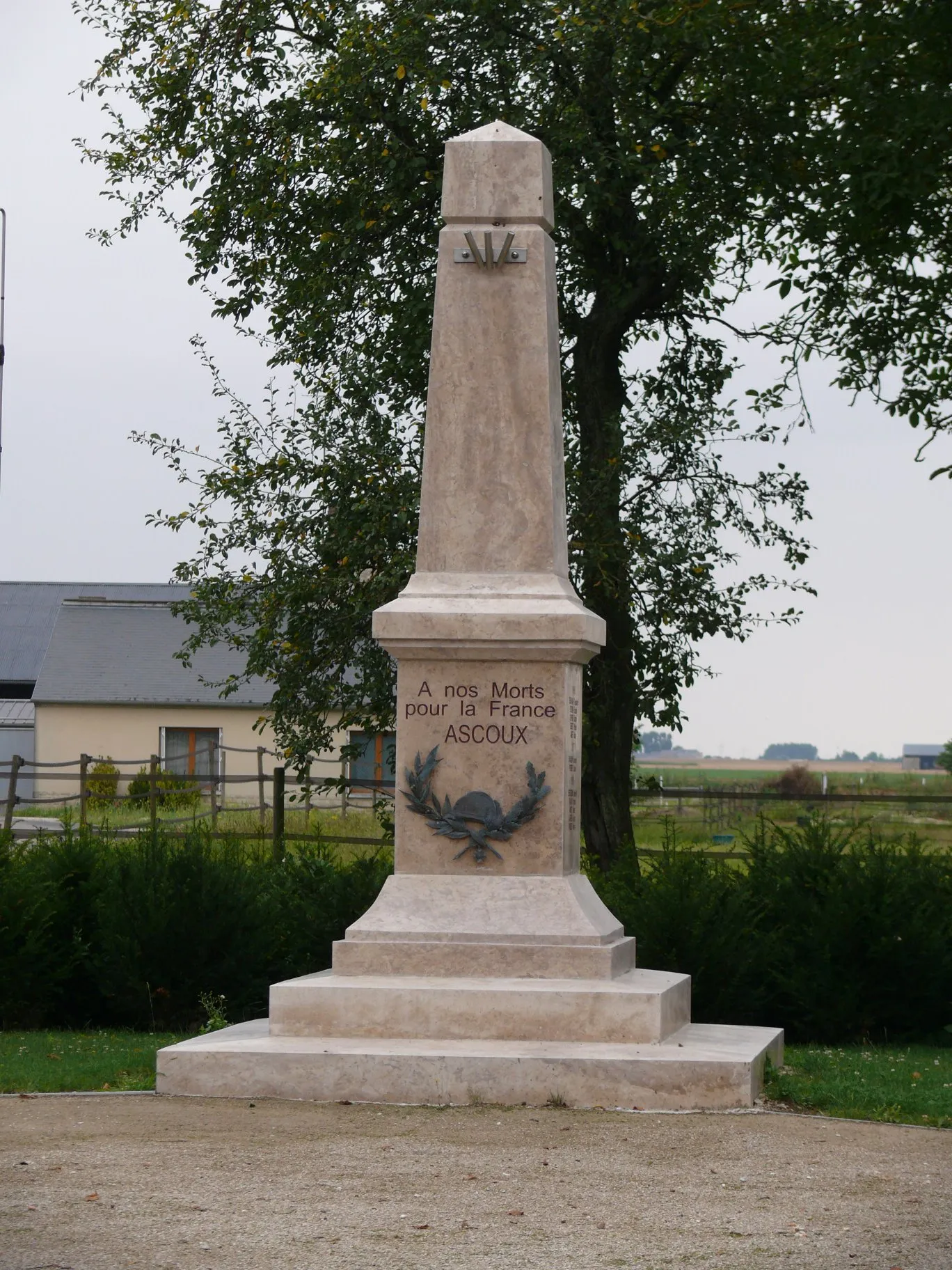 Photo showing: The war memorial of Ascoux (Loiret, Centre-Val de Loire, France).