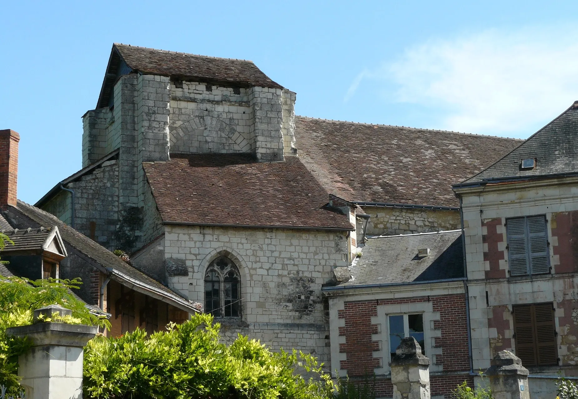 Photo showing: Clocher et nef de l'ancienne église Notre-Dame de Preuilly-sur-Claise