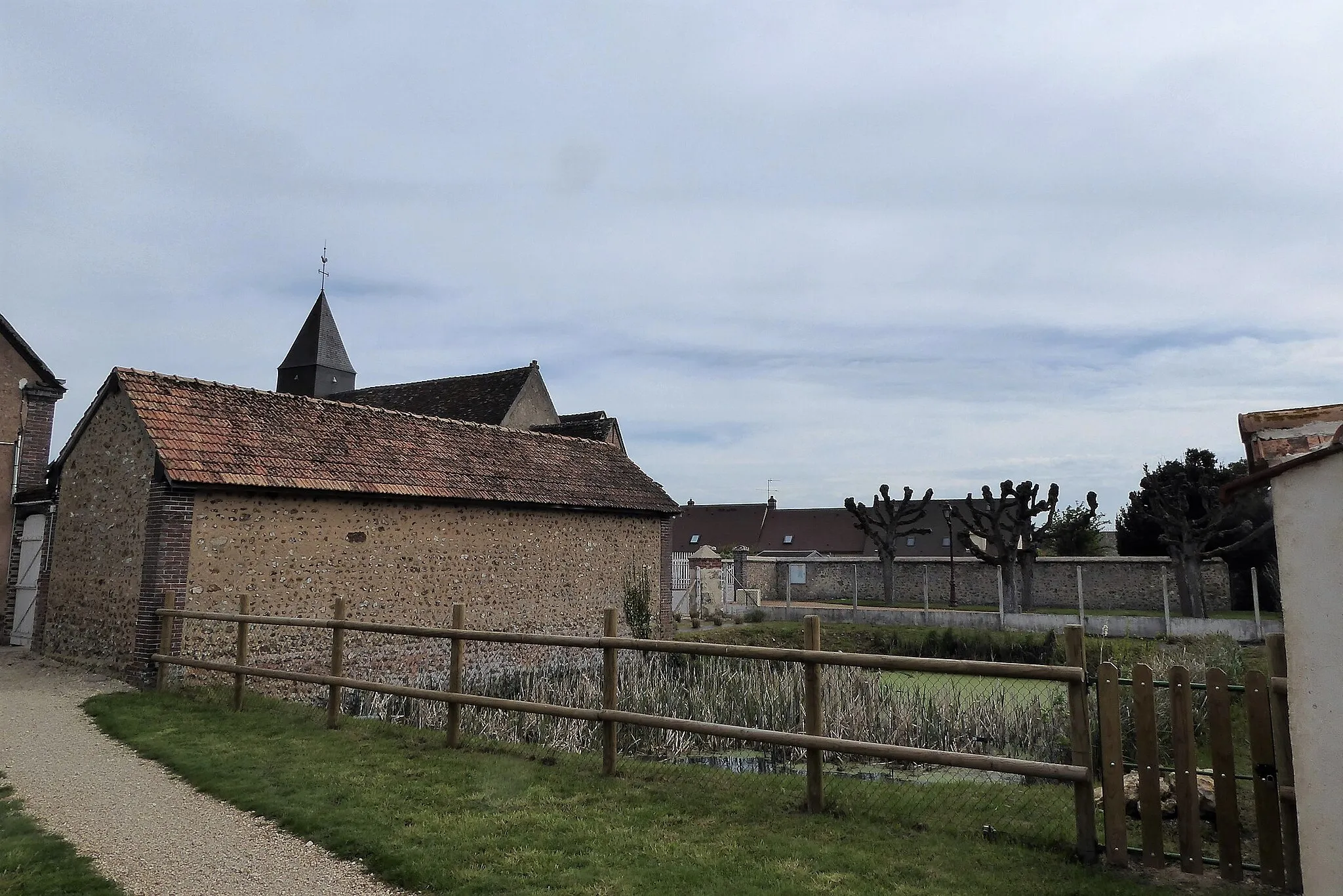 Photo showing: La mare et l'église Saint-Pierre, Chauffours, Eure-et-Loir, France.