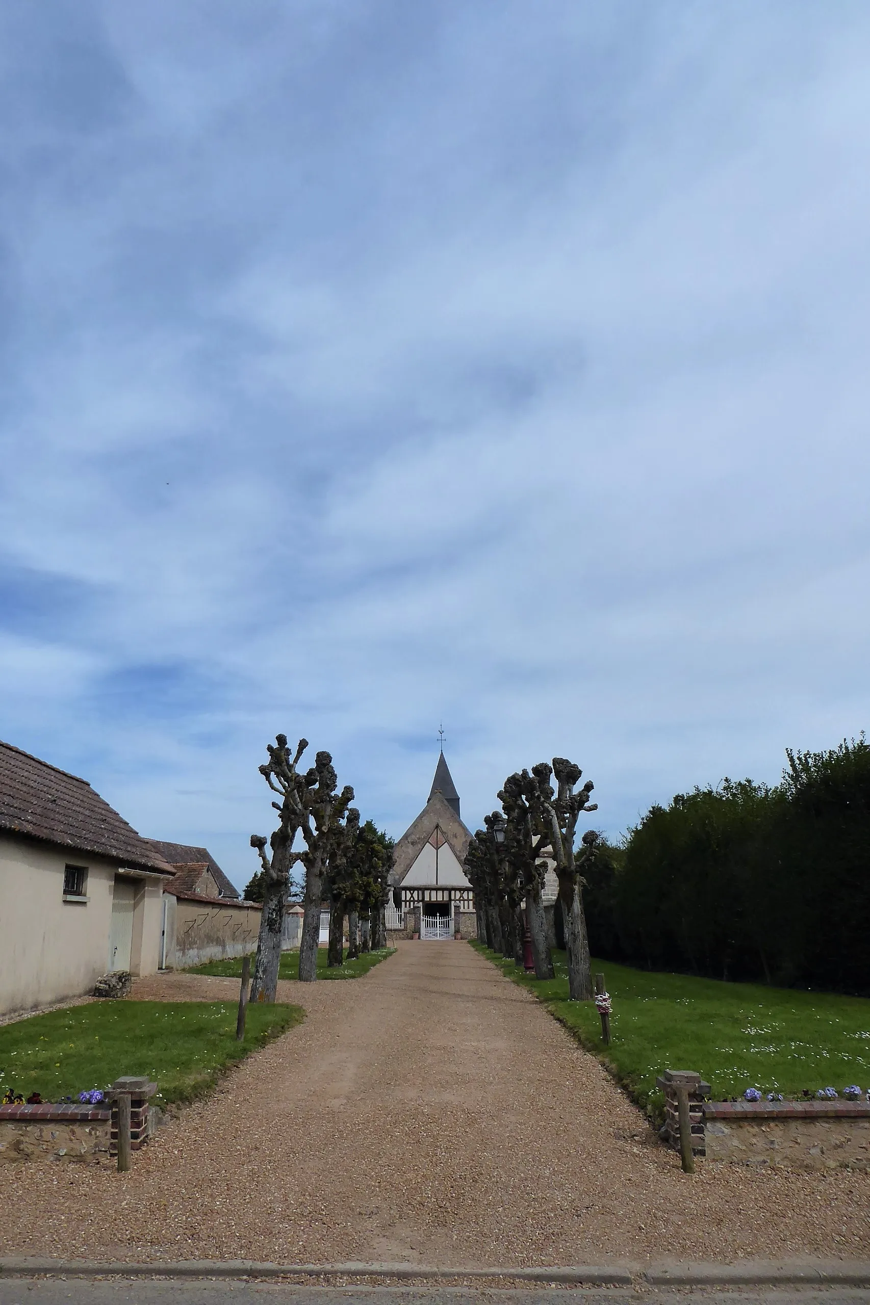 Photo showing: allée de l'église Saint-Pierre, Chauffours, Eure-et-Loir, France.