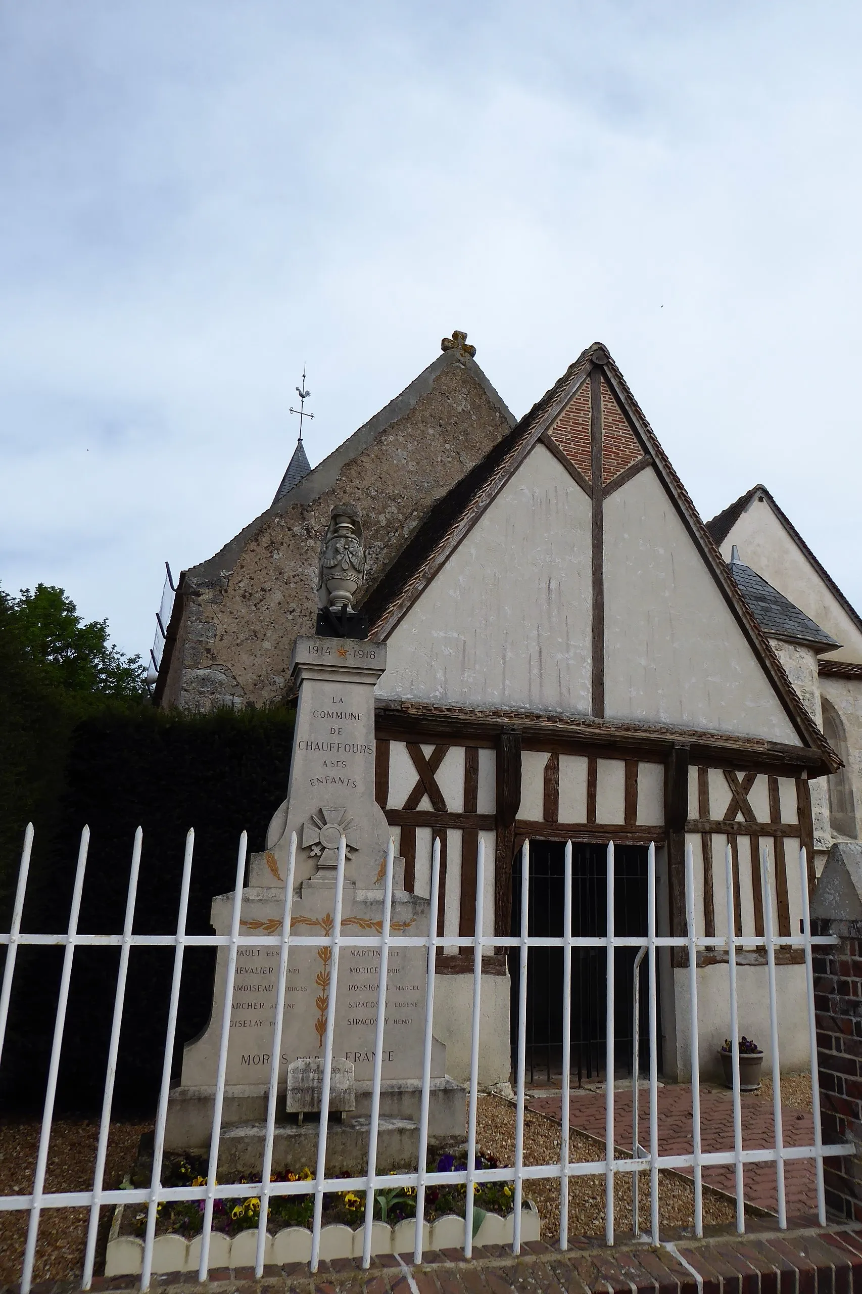 Photo showing: monument aux morts et église Saint-Pierre, Chauffours, Eure-et-Loir, France.