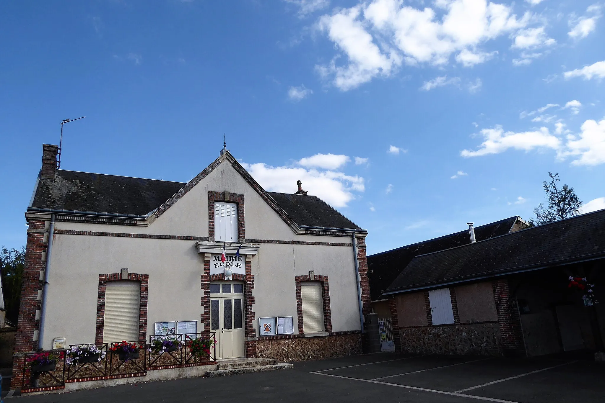 Photo showing: mairie-école, Ollé, Eure-et-Loir (France).