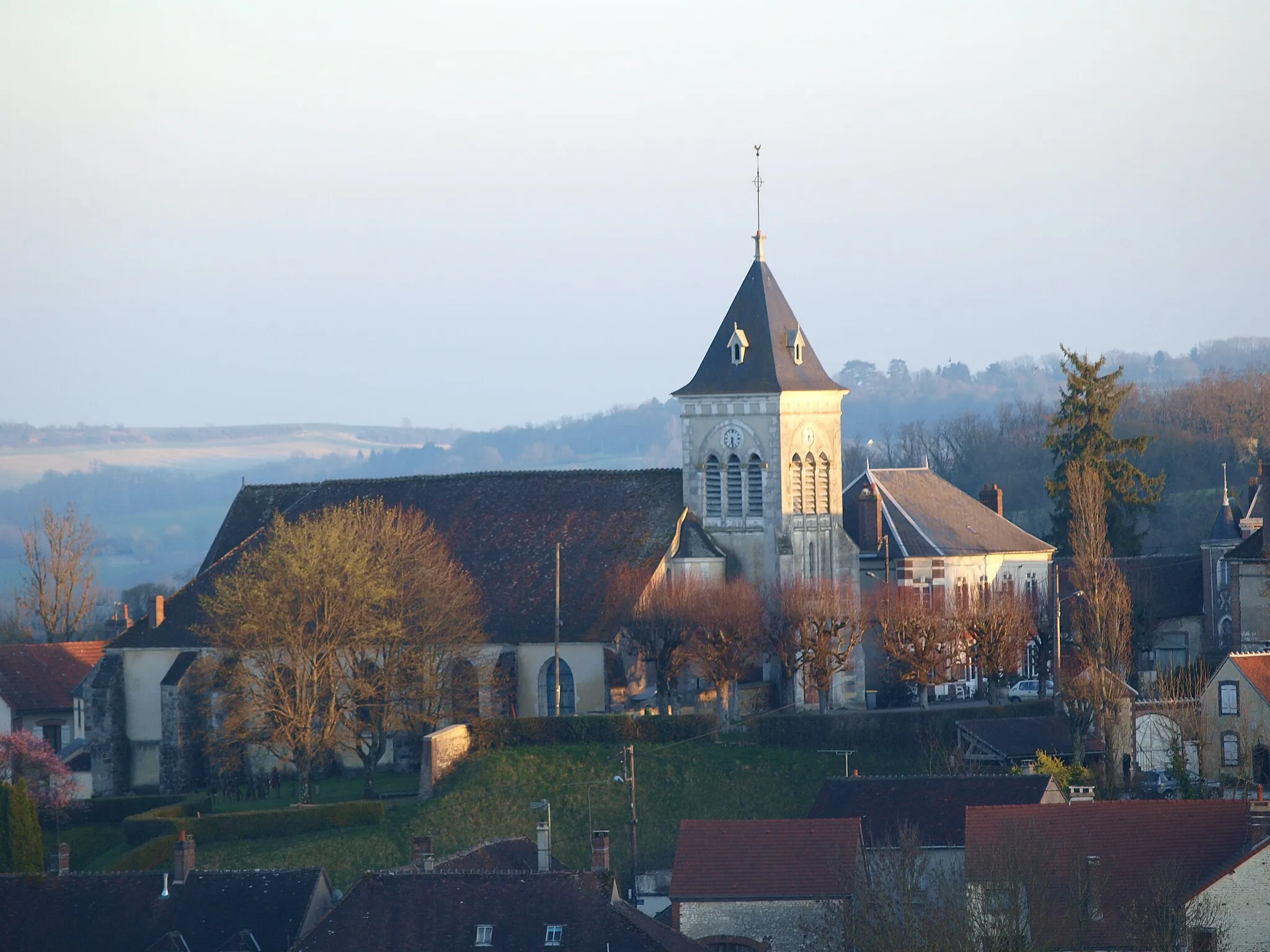 Photo showing: Saint-Aubin-Chateau-Neuf (Yonne, France), l'église vue du nord depuis la rue Chaude (D219)