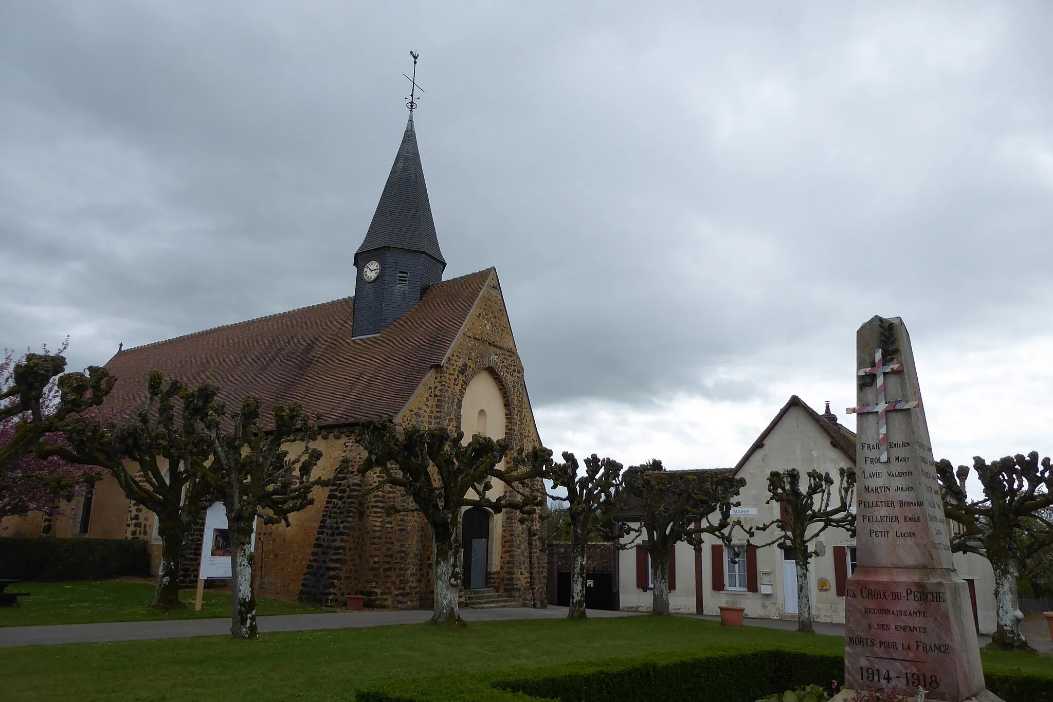 Photo showing: église Saint-Martin, monument aux morts et mairie, La Croix-du-Perche, Eure-et-Loir (France).