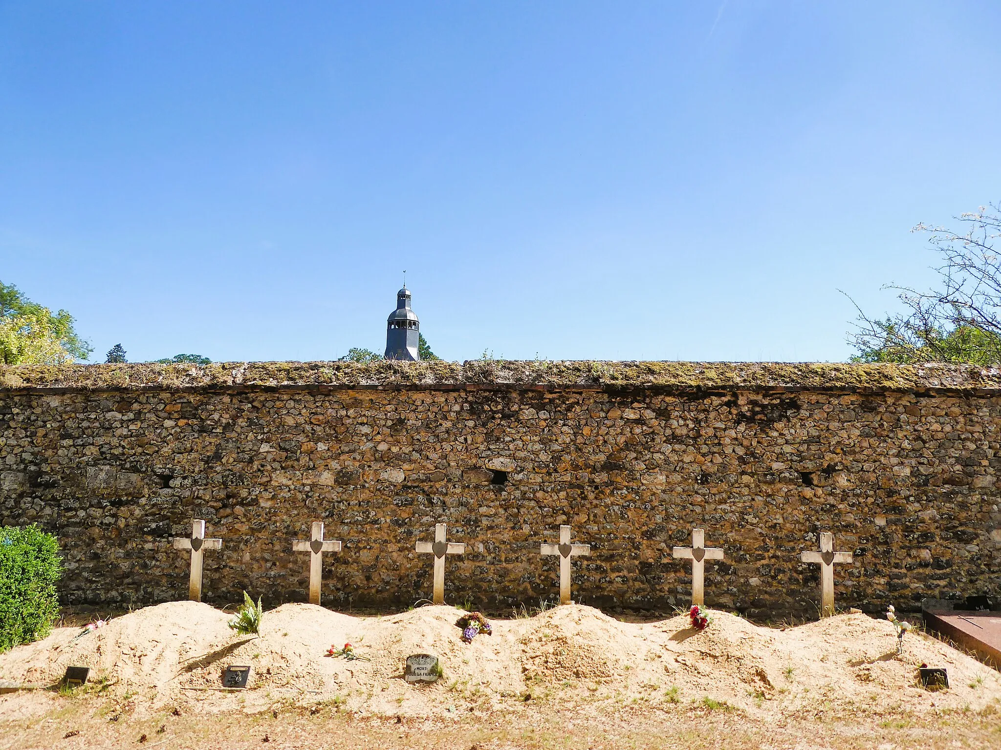 Photo showing: Sépultures des "Morts pour la France", cimetière de Thiron-Gardais, Eure-et-Loir, France.