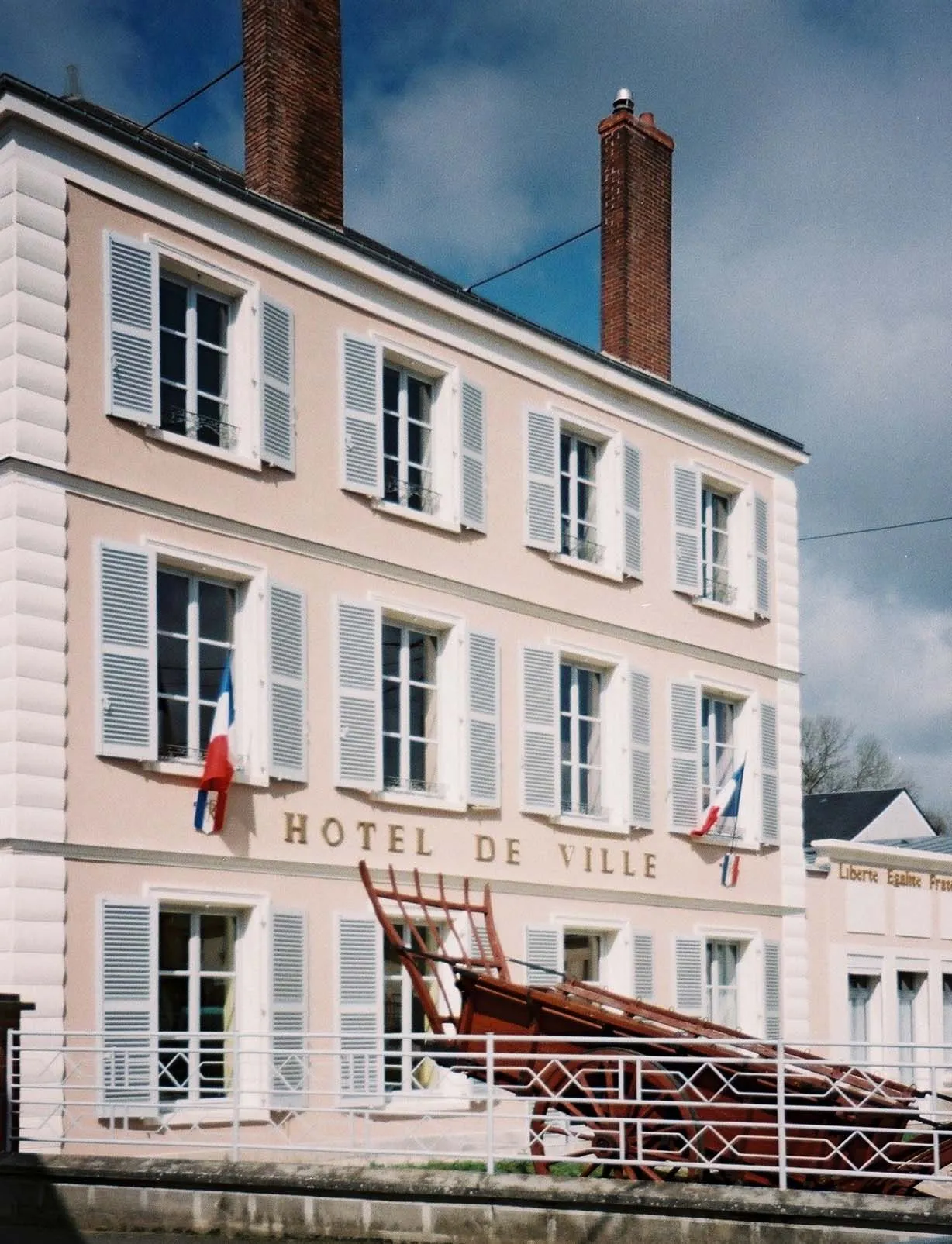 Photo showing: Façade de la mairie de Pussay