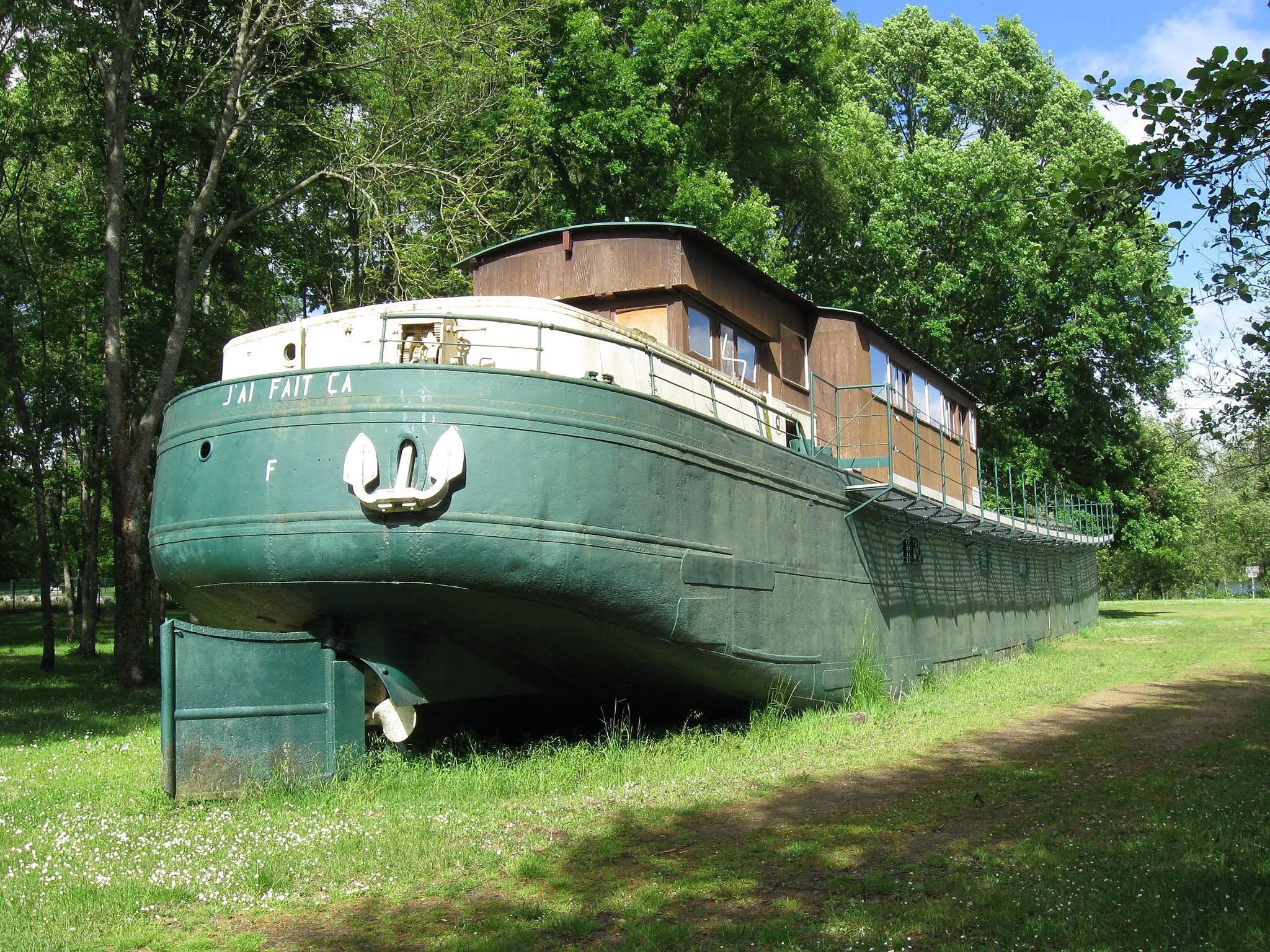 Photo showing: Péniche de 1934 pouvant servir de club-house, « Prairie des Etangs » à Dordives. (Loiret, région Centre-Val de Loire).