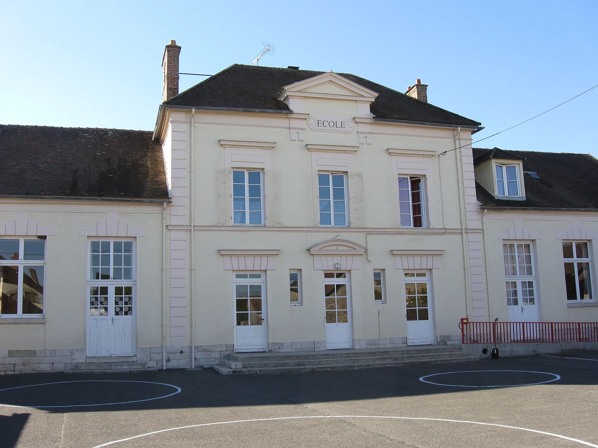 Photo showing: L'école de Bougligny. (Seine-et-Marne, région Île-de-France).