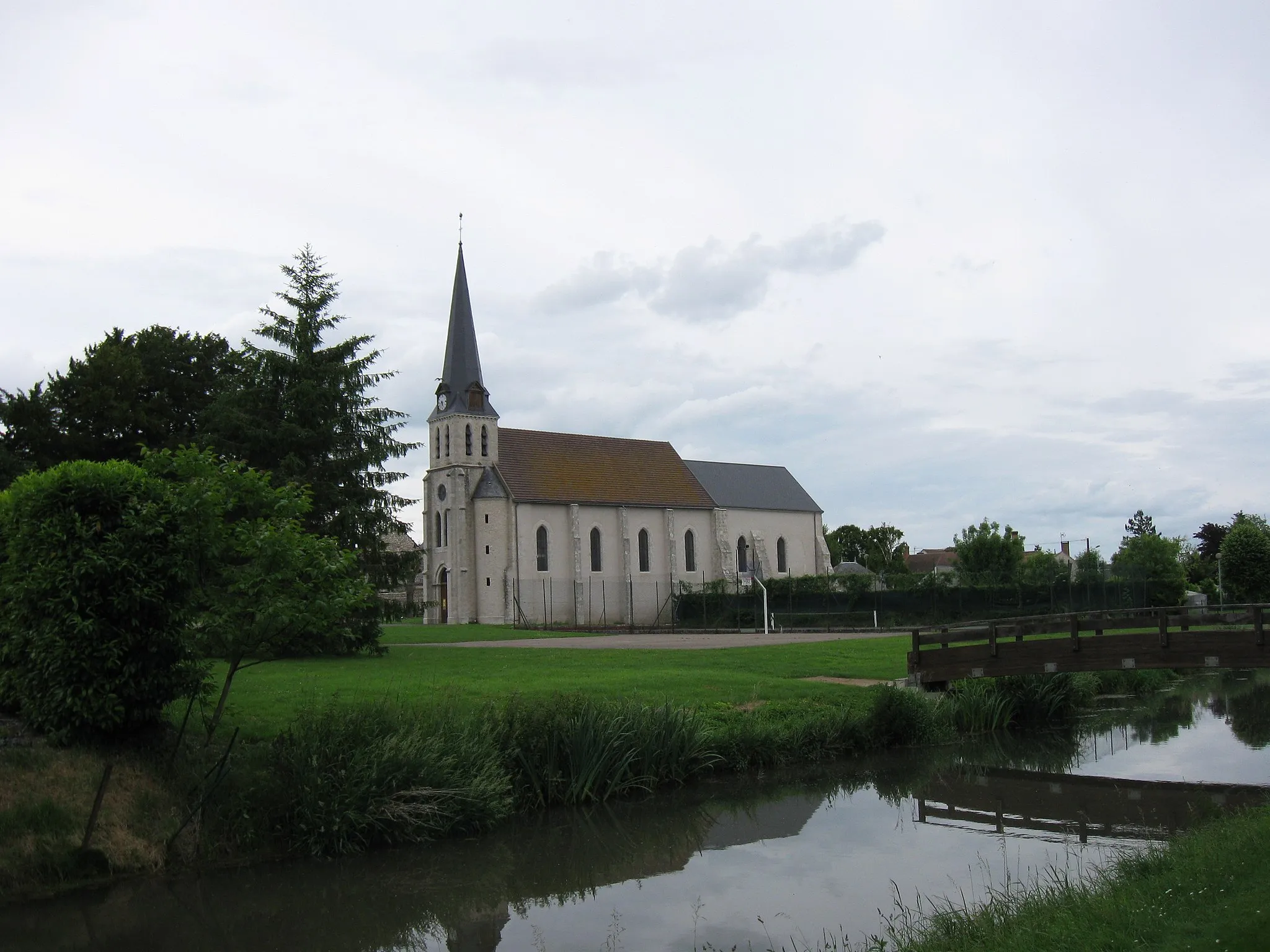 Photo showing: L'église Saint-Saturnin de Sceaux-du-Gâtinais. (département du Loiret , région Centre)