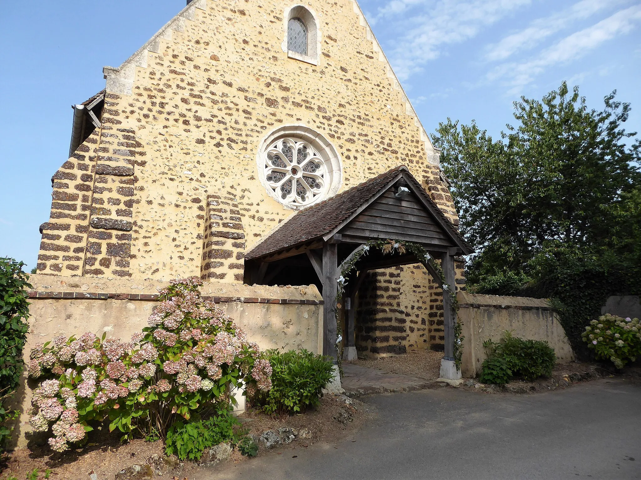 Photo showing: Façade ouest et porche de l'église Saint-Eustache-et-Saint-Fiacre, Le Thieulin, Eure-et-Loir, France.