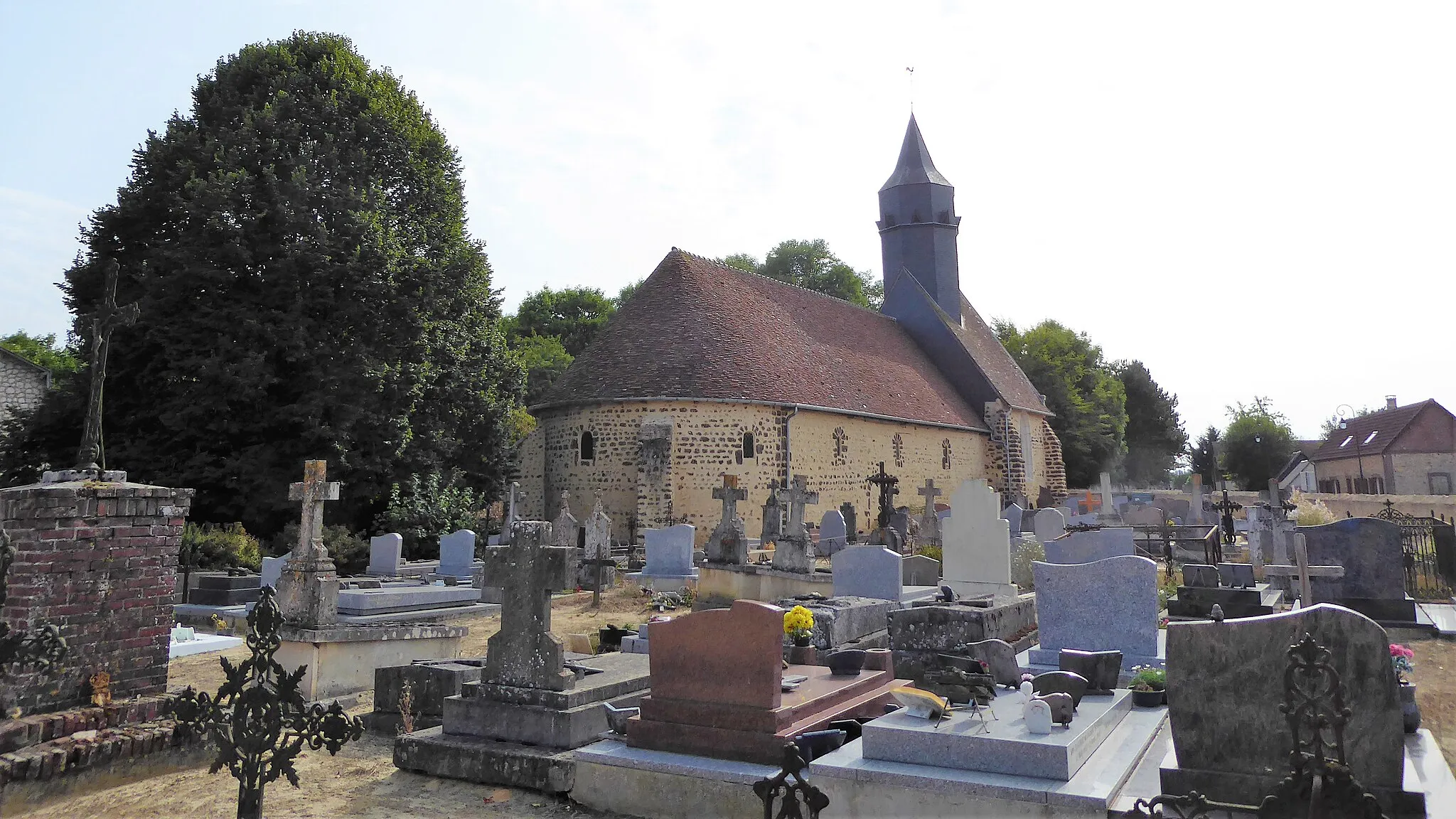 Photo showing: Chevet, mur nord et cimetière, église Saint-Eustache-et-Saint-Fiacre du Thieulin, Eure-et-Loir, France.